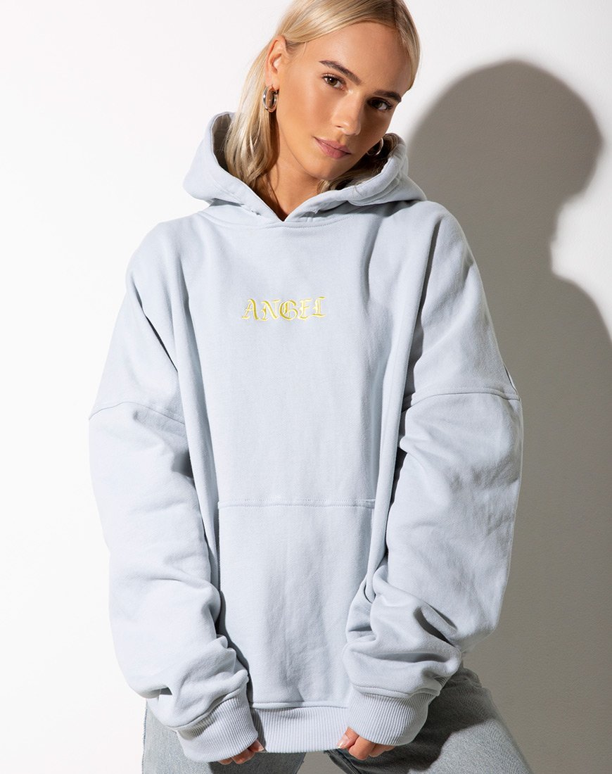 Immagine della felpa con cappuccio oversize in blu baby con ricamo di angeli al limone