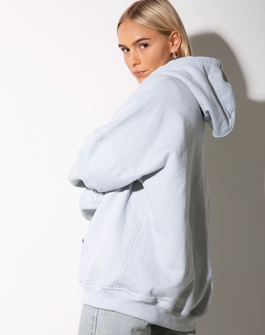 Immagine della felpa con cappuccio oversize in blu baby con ricamo di angeli al limone