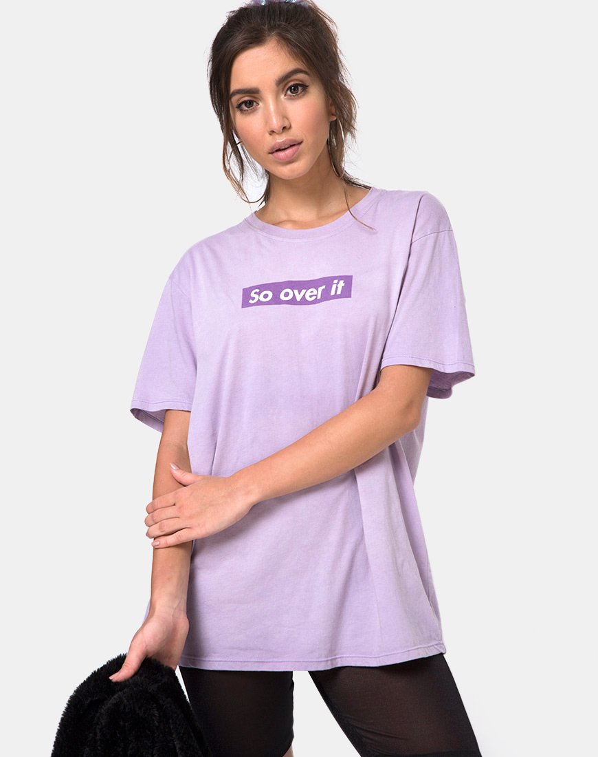 Maglietta basic oversize in lilla "So over it"