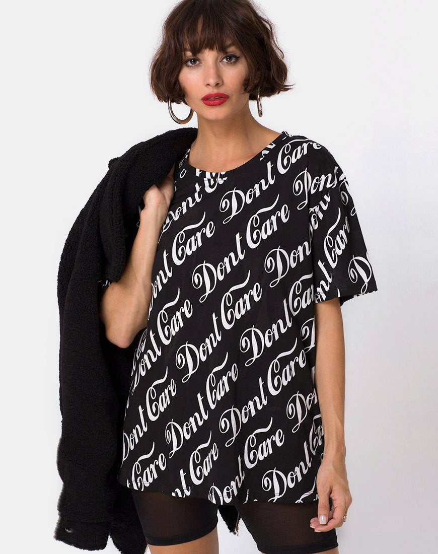 T-shirt oversize basic con stampa integrale nera Don't Care di Mote