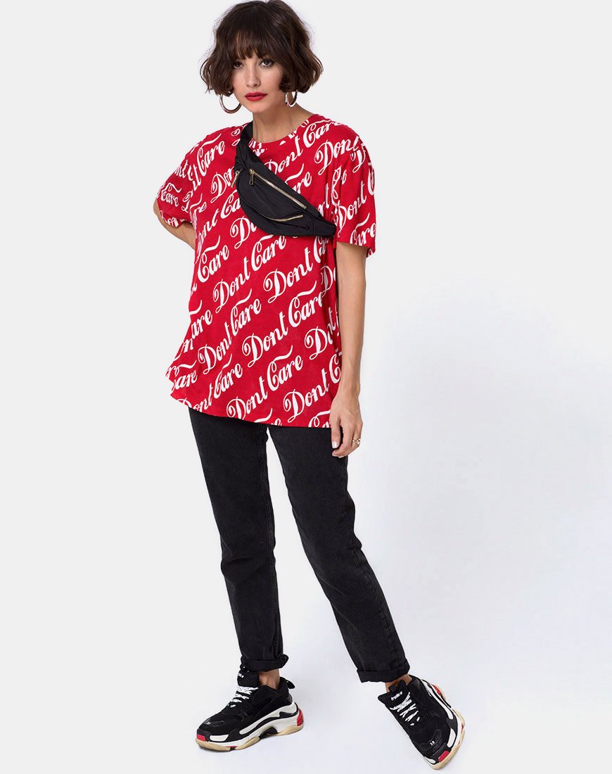 Immagine della t-shirt oversize Basic in rosso Don't Care con stampa integrale