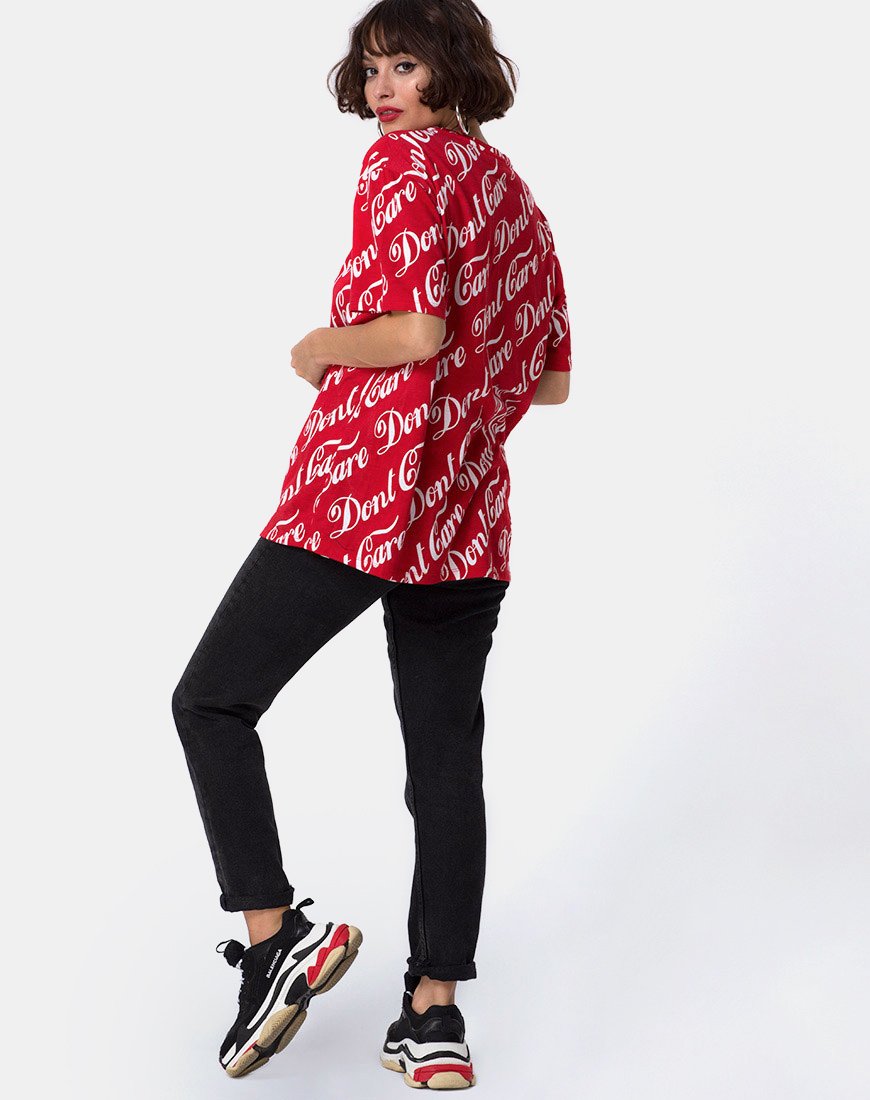 Immagine della t-shirt oversize Basic in rosso Don't Care con stampa integrale