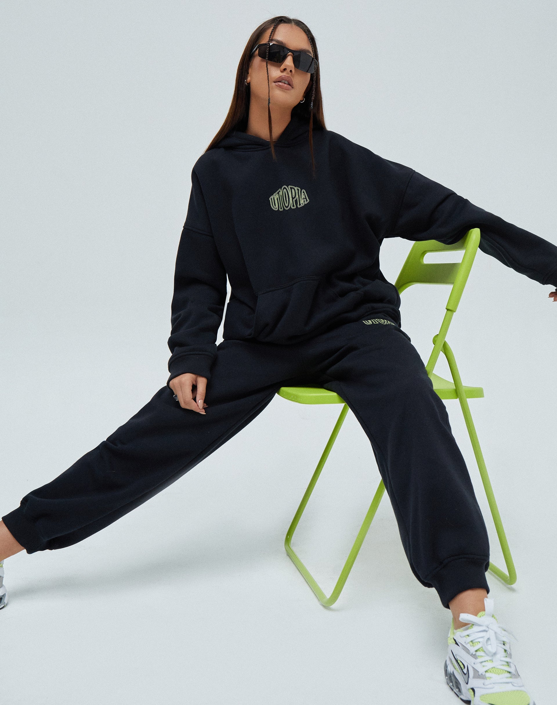 Immagine della felpa con cappuccio oversize in nero Utopia