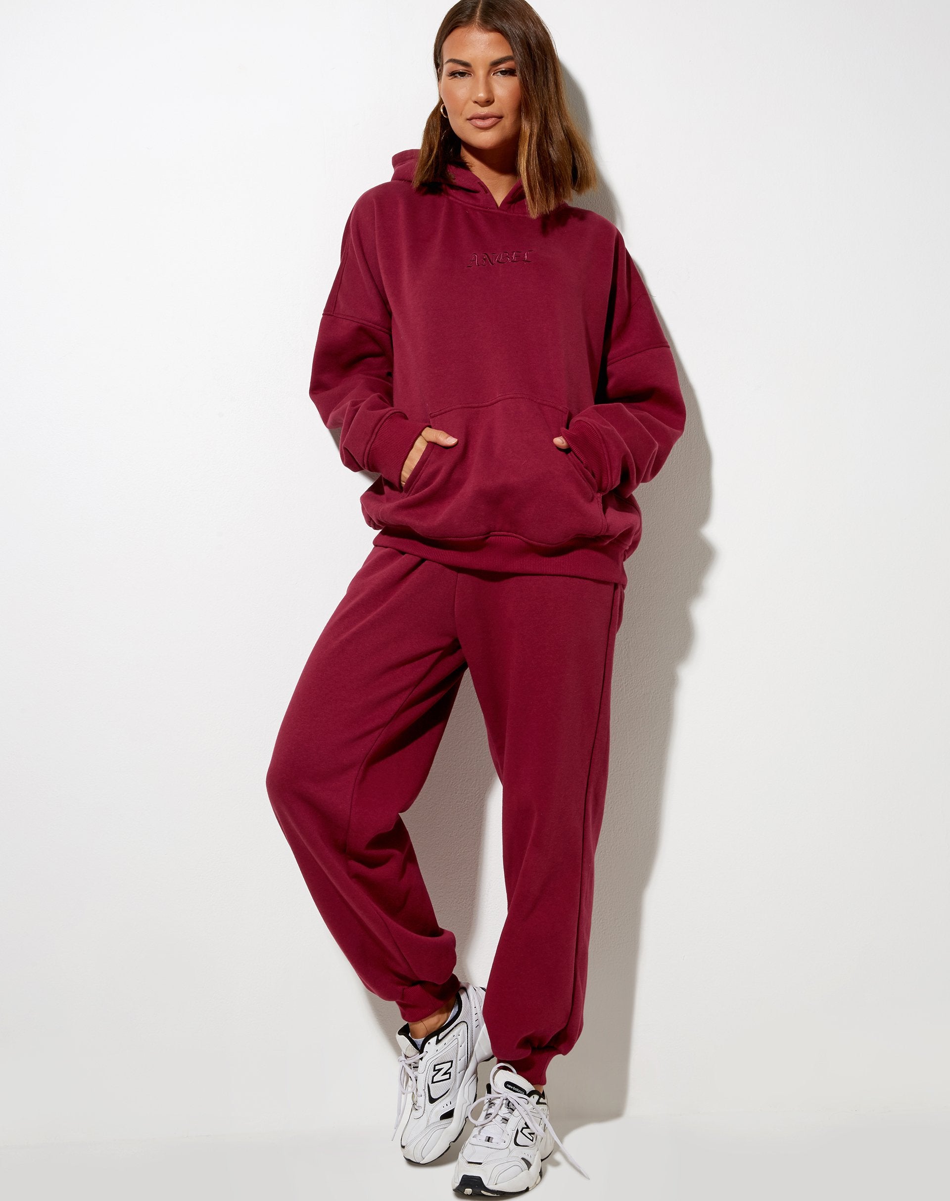 Immagine della felpa con cappuccio oversize in borgogna Angel Embro