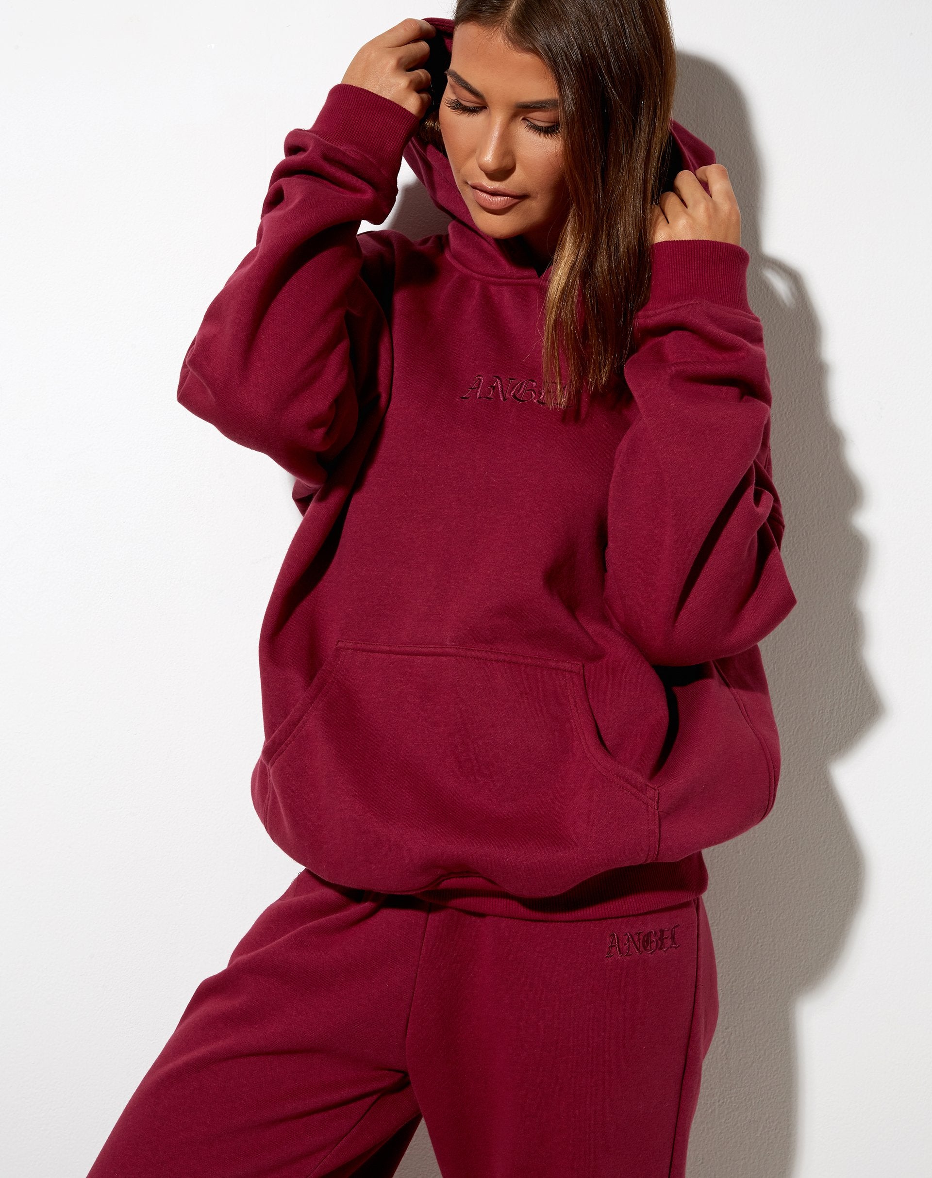 Immagine della felpa con cappuccio oversize in borgogna Angel Embro