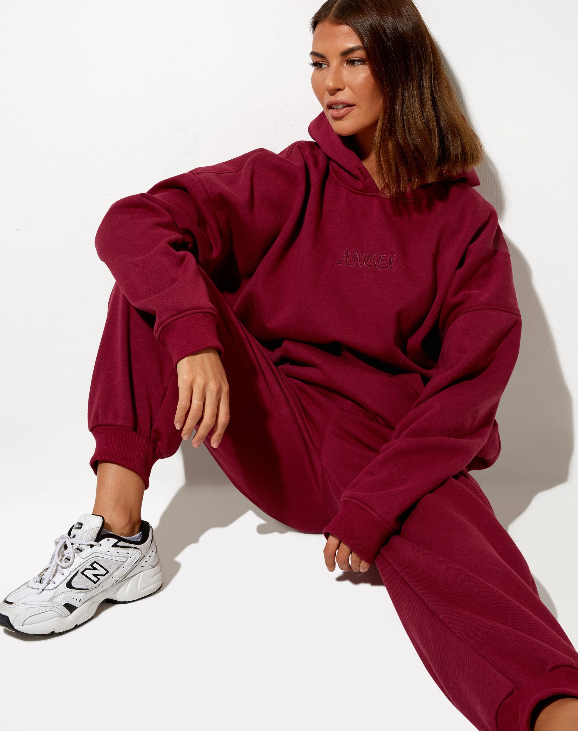 Immagine della felpa con cappuccio oversize in borgogna Angel Embro