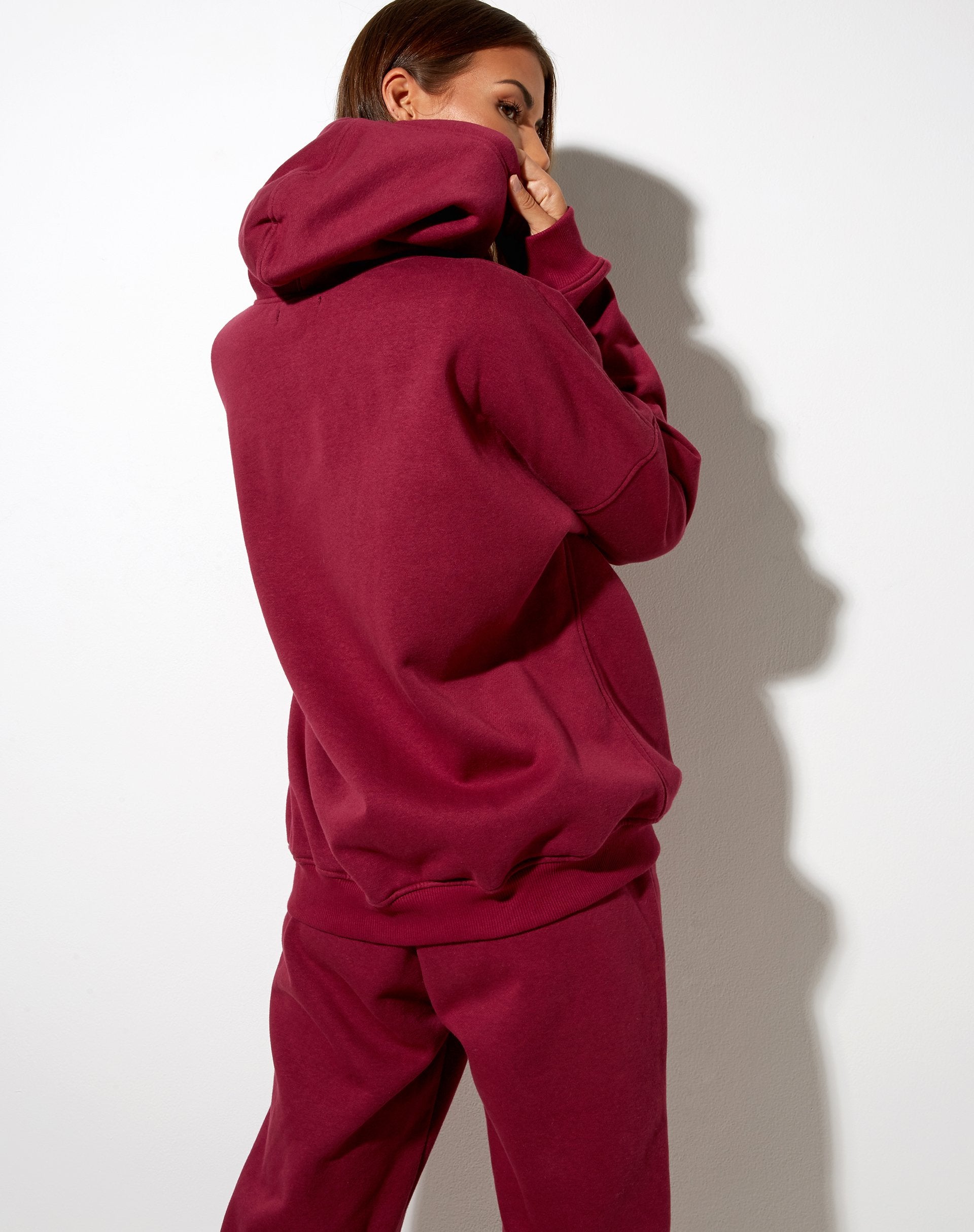 Immagine della felpa con cappuccio oversize in borgogna Angel Embro