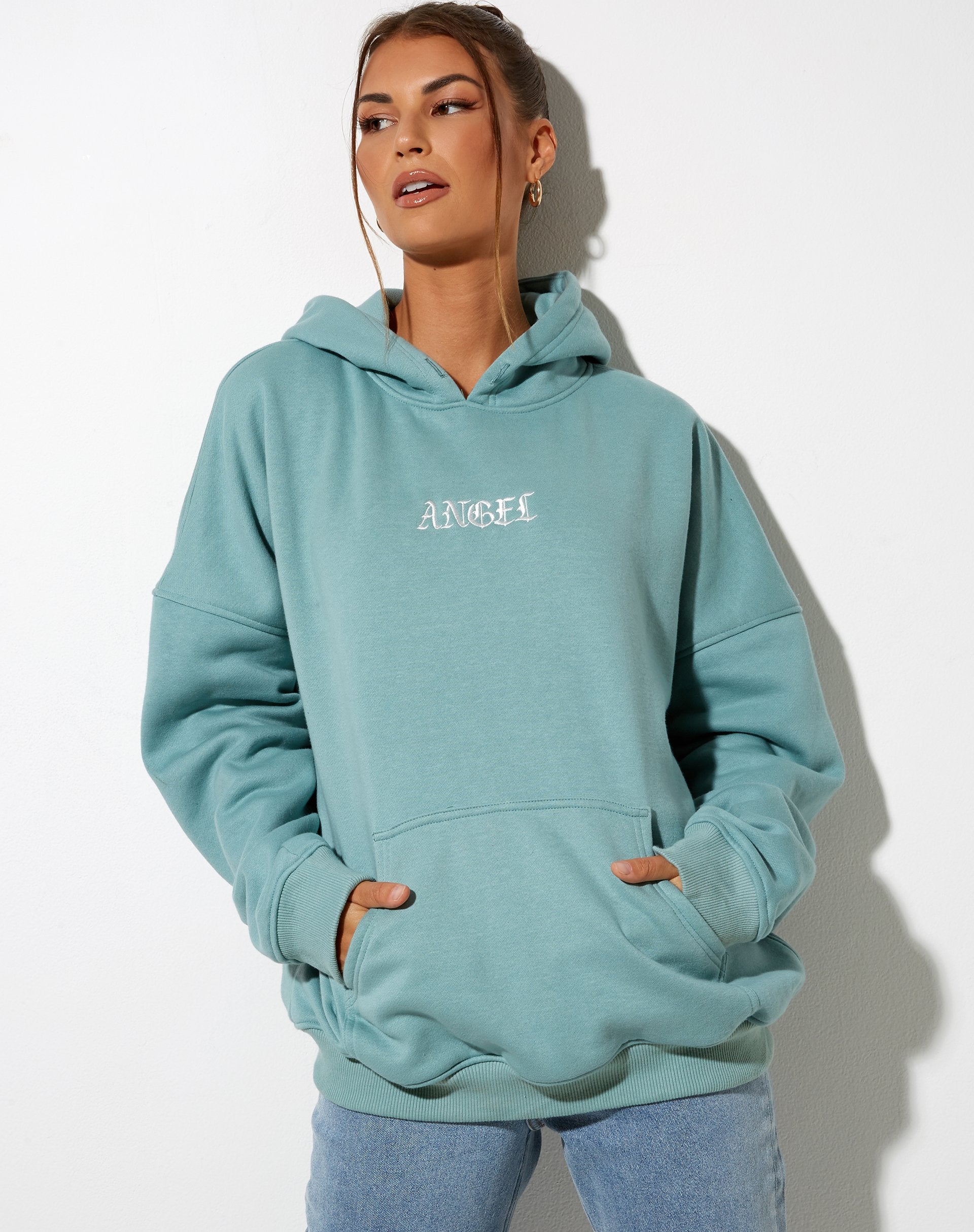 Immagine della felpa con cappuccio oversize in tonalità mare Angel Embro