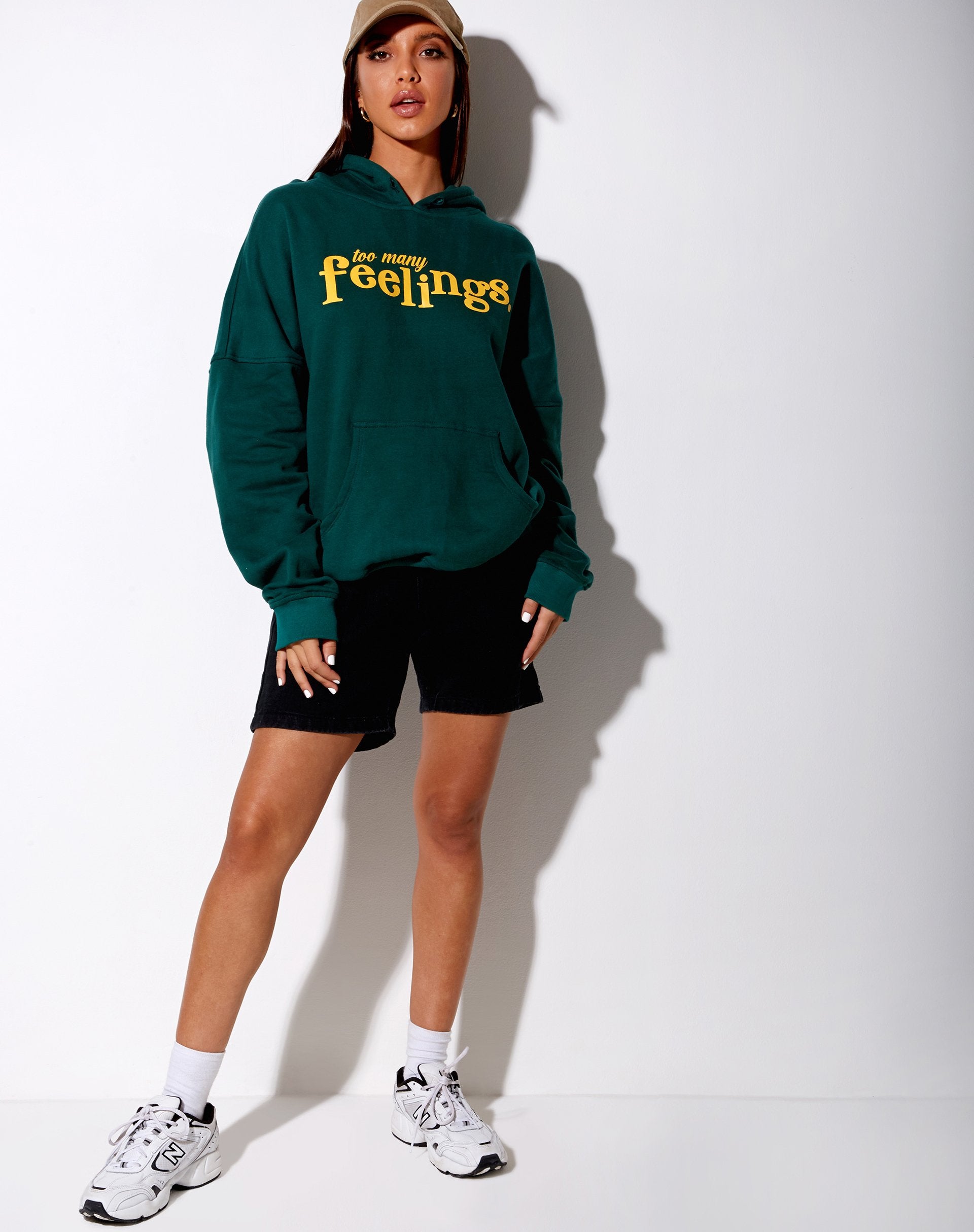 Immagine della felpa con cappuccio oversize in verde bottiglia Too Many Feelings