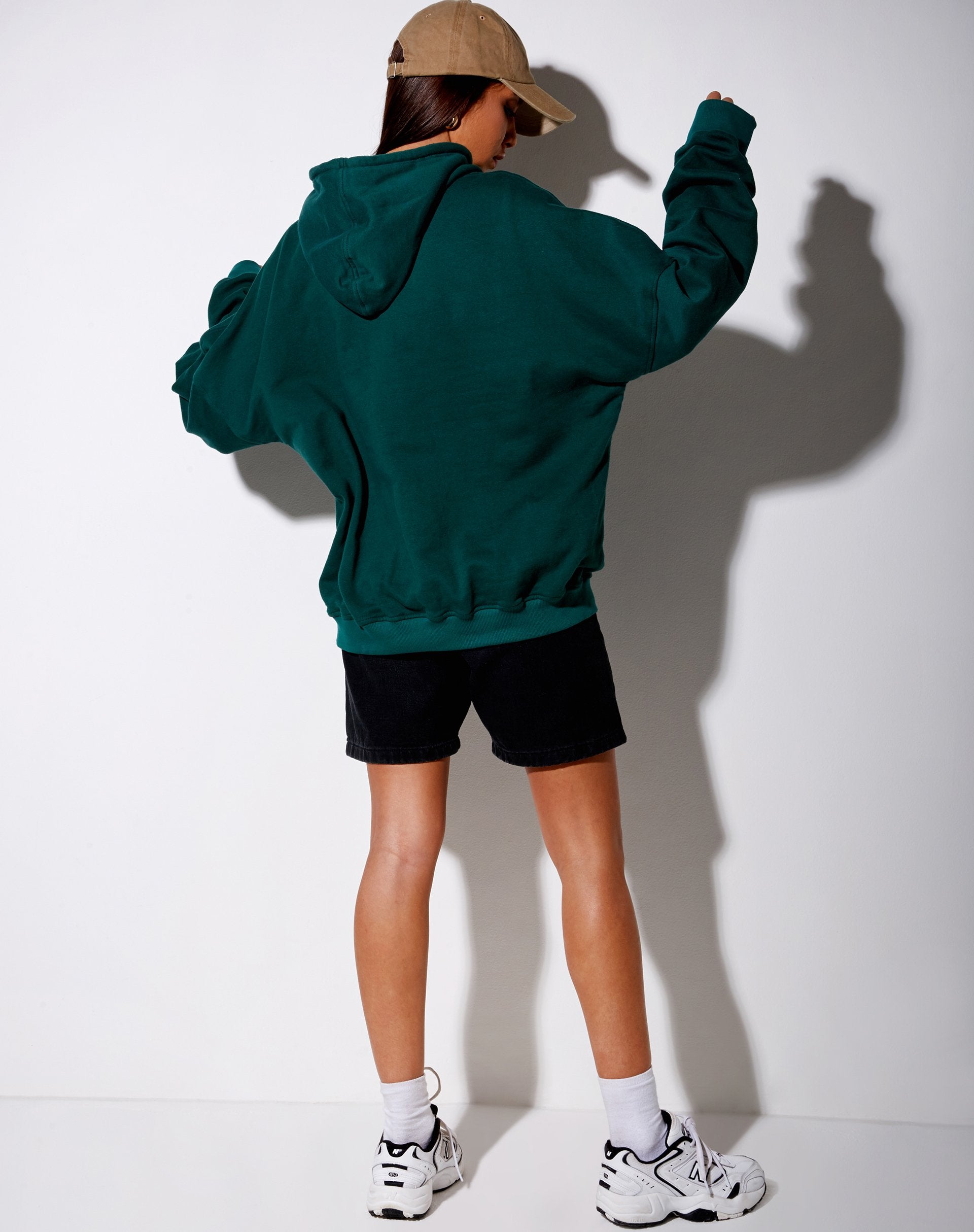 Immagine della felpa con cappuccio oversize in verde bottiglia Too Many Feelings