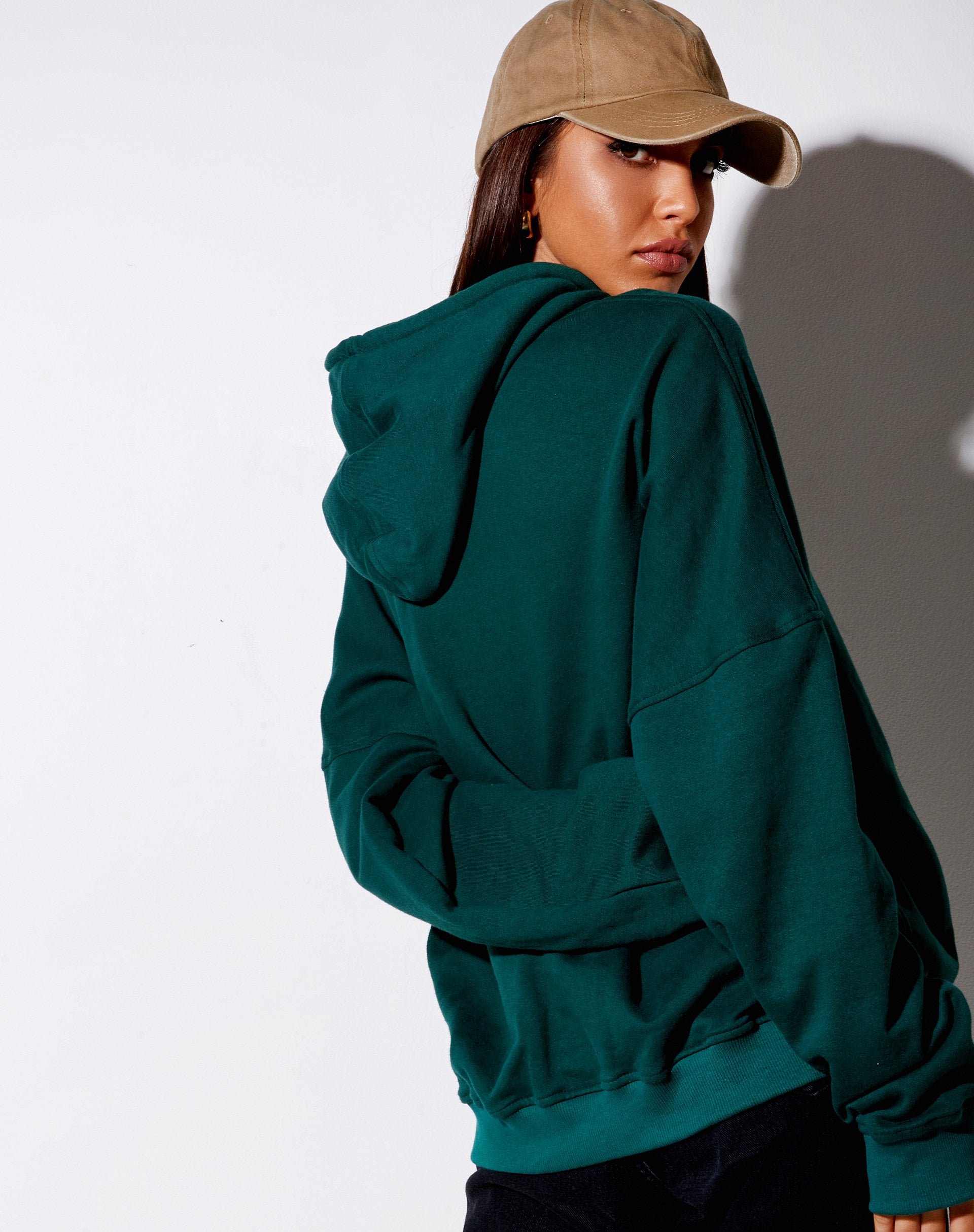 Immagine della felpa con cappuccio oversize in verde bottiglia Too Many Feelings