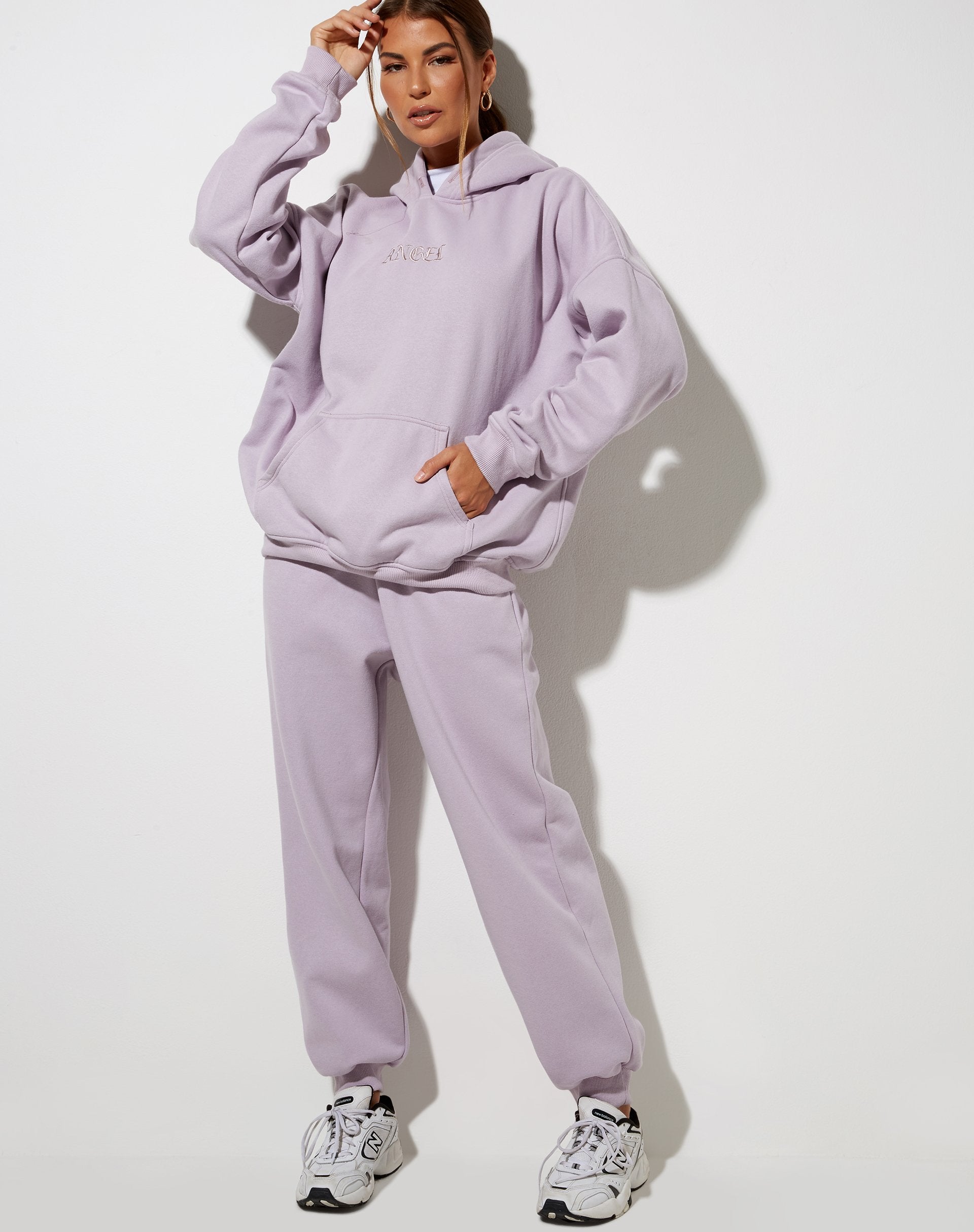 Immagine della felpa con cappuccio oversize in viola Angel Embro