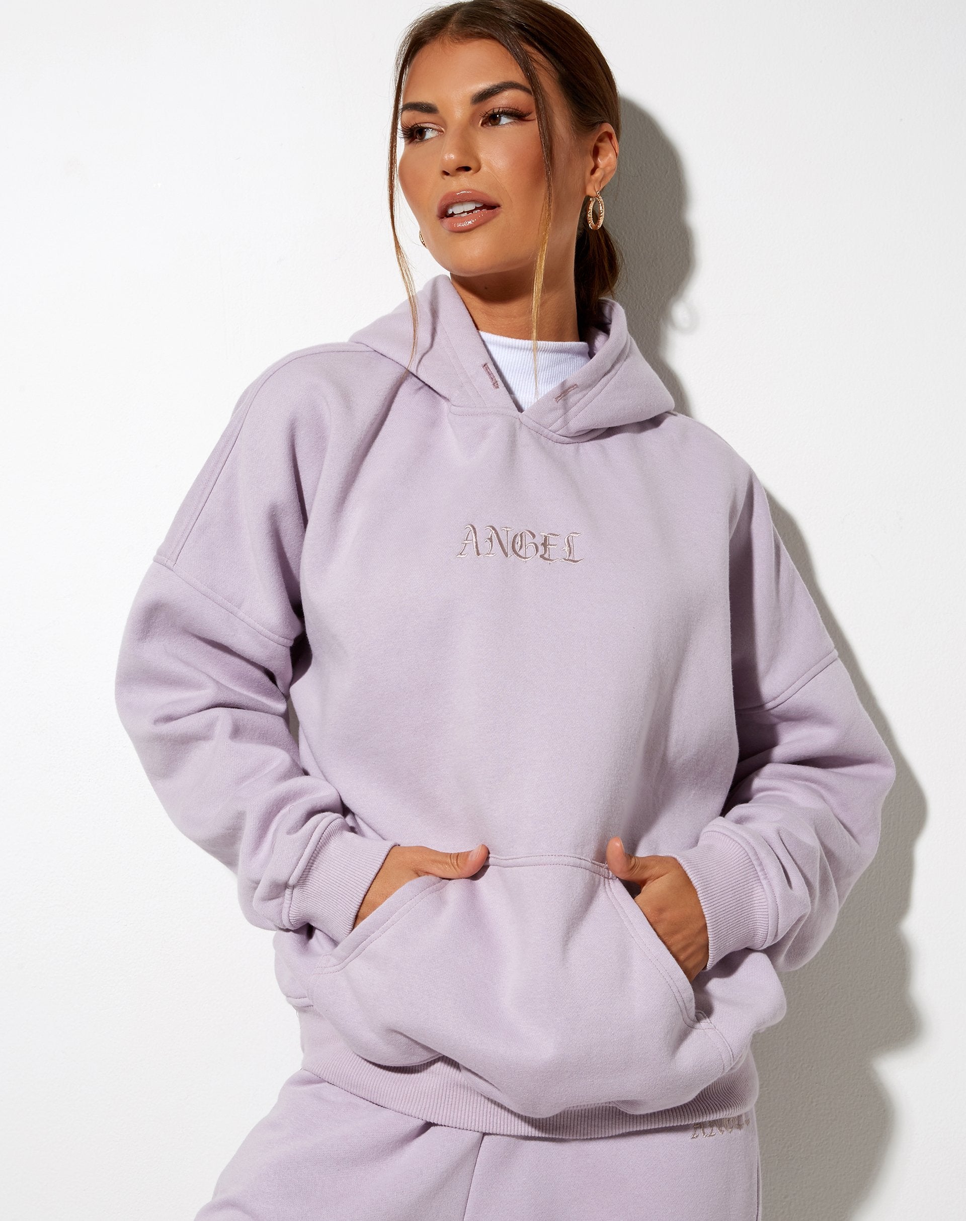 Immagine della felpa con cappuccio oversize in viola Angel Embro