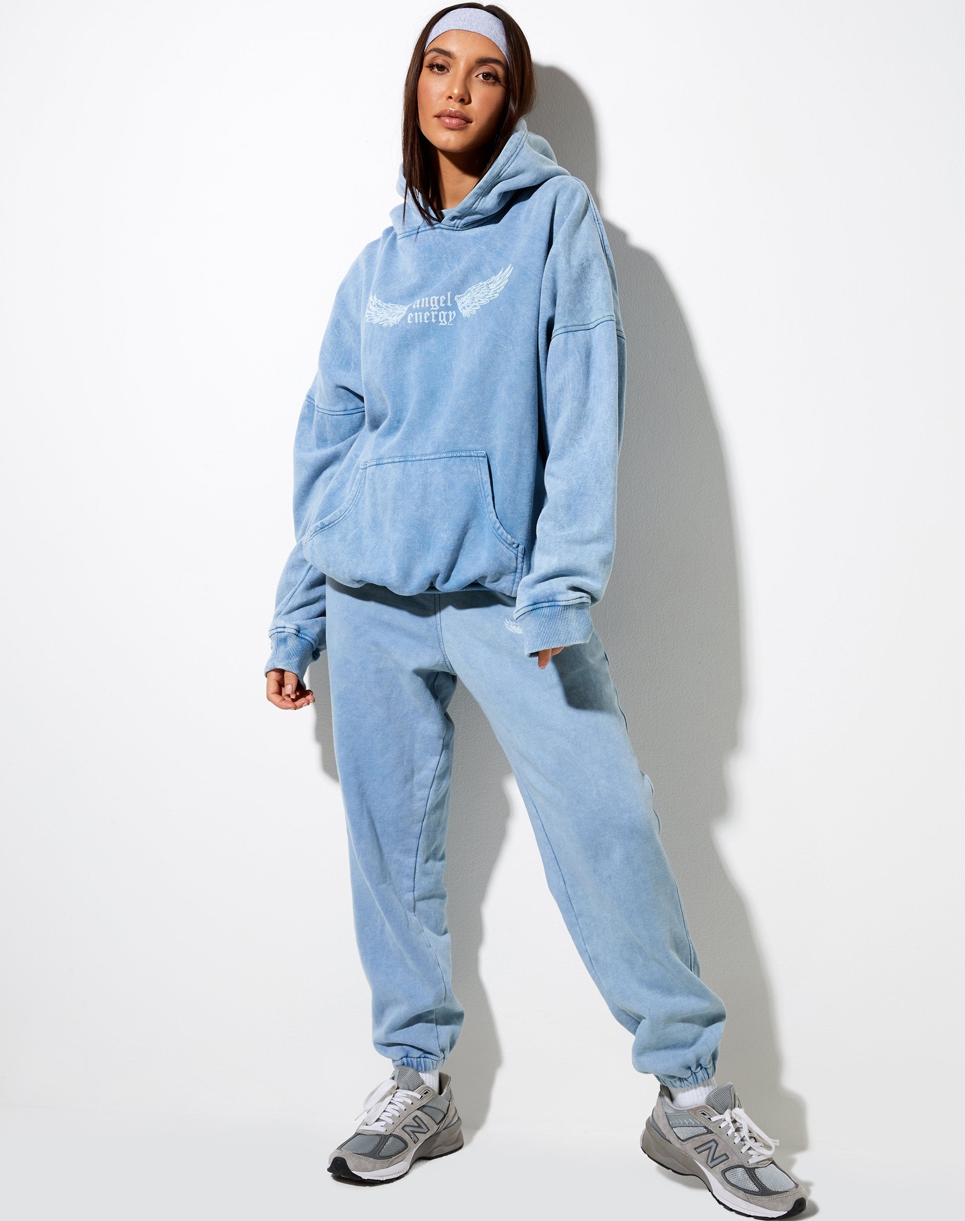 Immagine della felpa con cappuccio oversize in blu lavato Angel Energy Wings