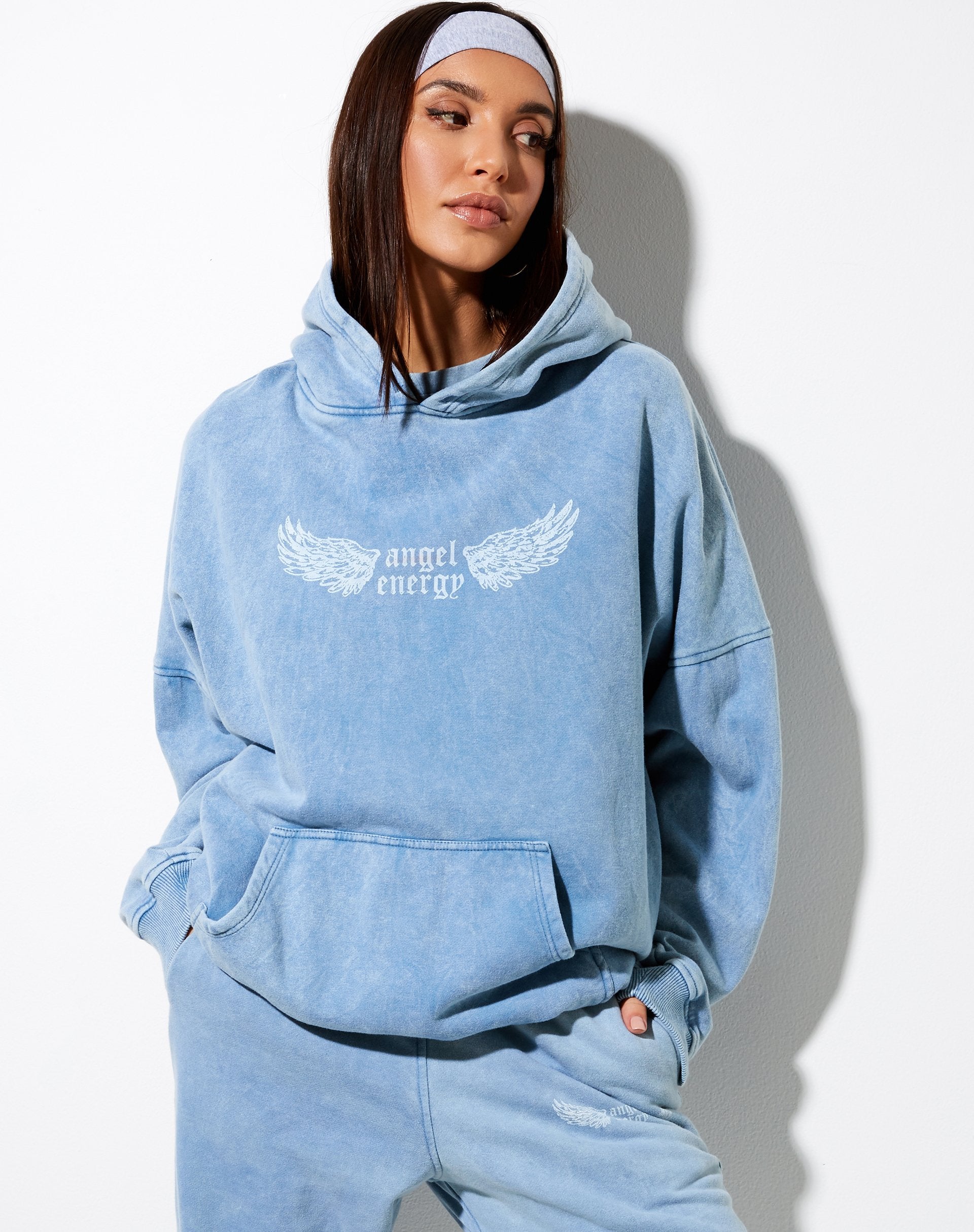 Immagine della felpa con cappuccio oversize in blu lavato Angel Energy Wings