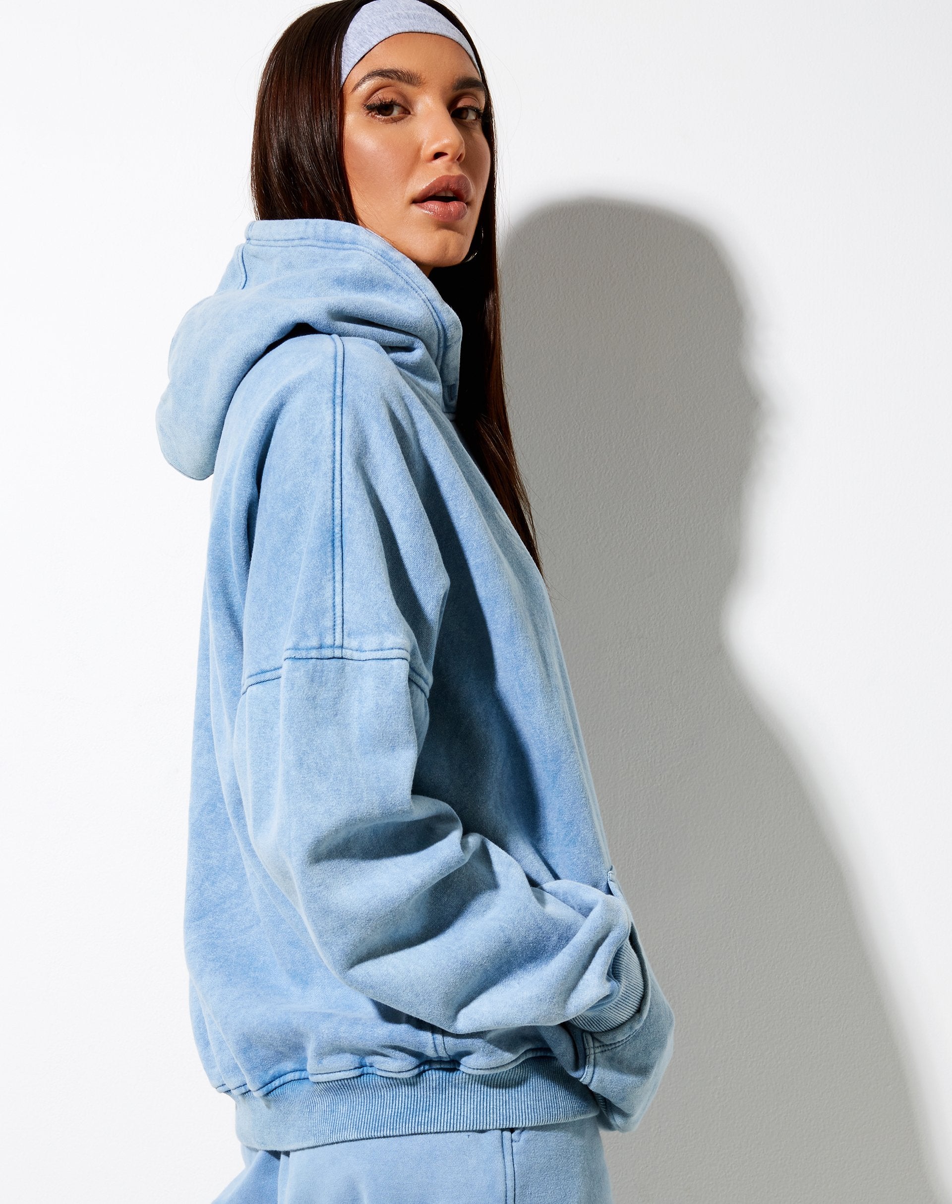 Immagine della felpa con cappuccio oversize in blu lavato Angel Energy Wings