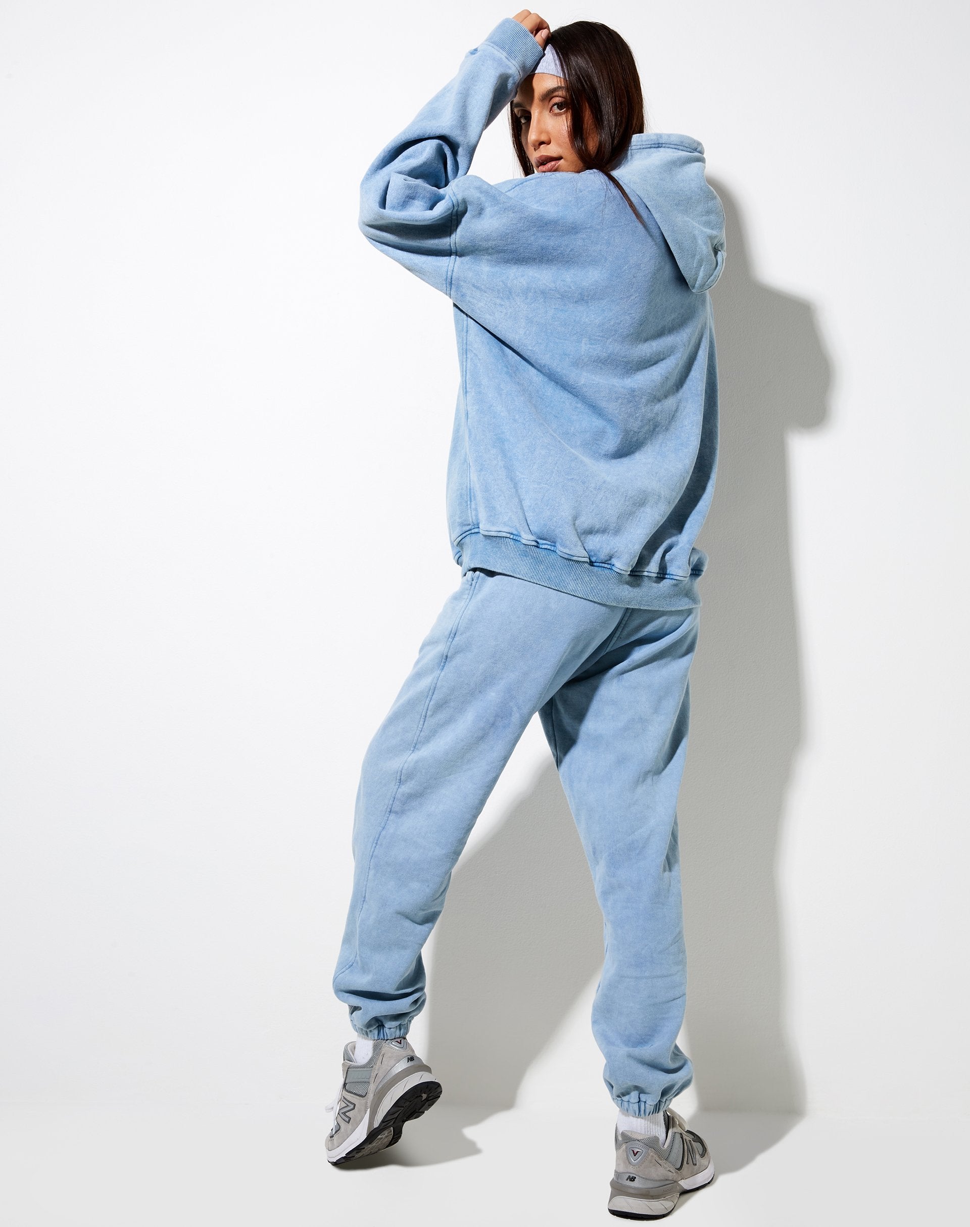 Immagine della felpa con cappuccio oversize in blu lavato Angel Energy Wings