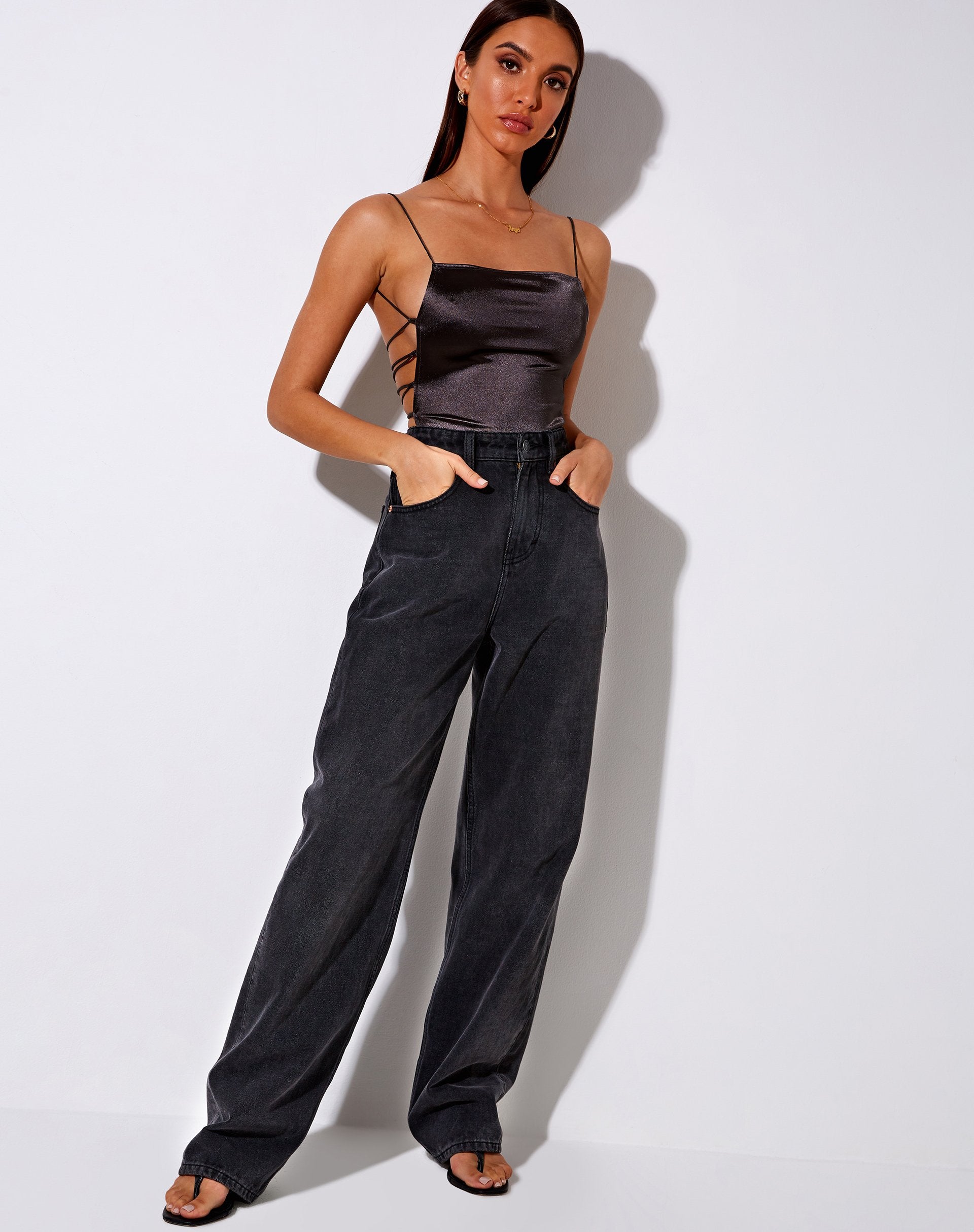 Immagine di Ozka Crop Top in raso grigio scuro