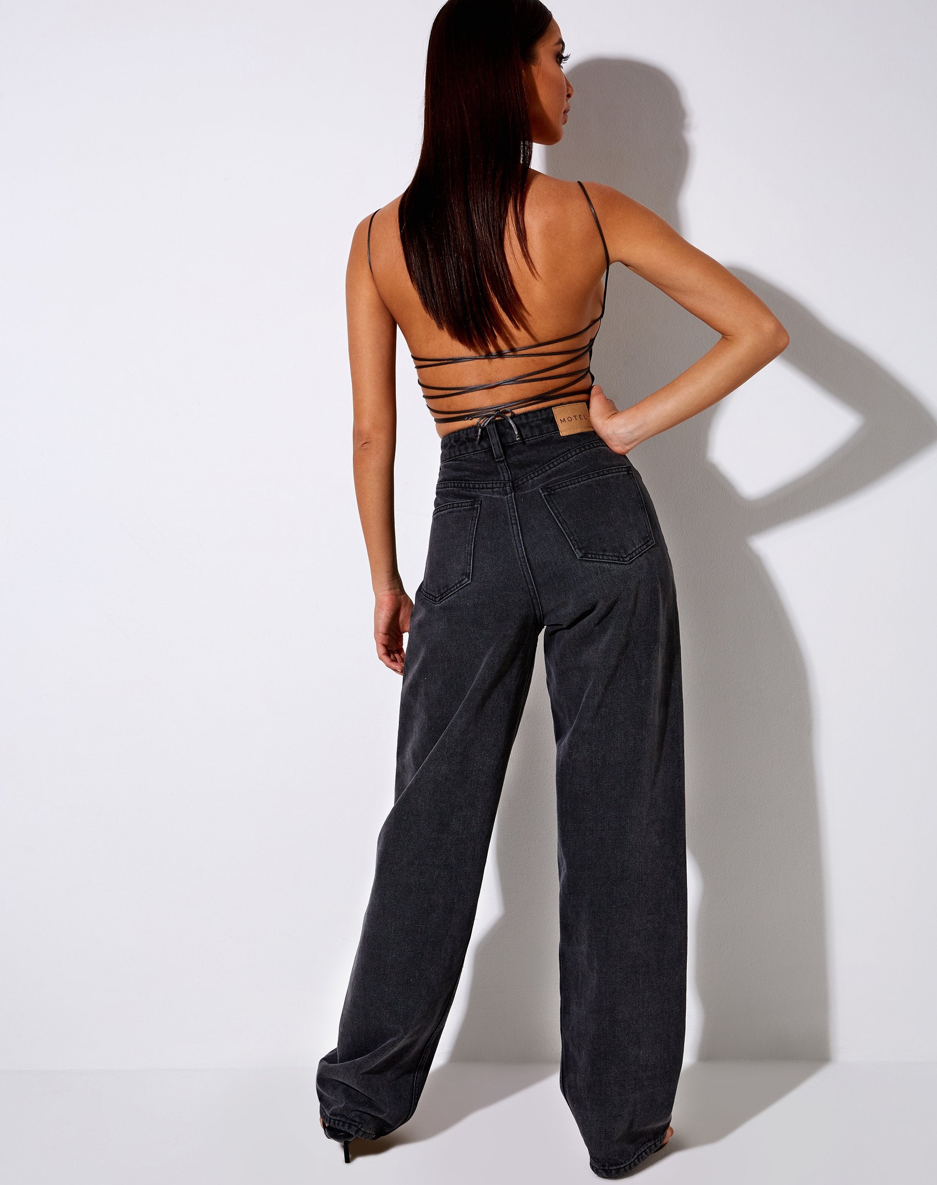 Immagine di Ozka Crop Top in raso grigio scuro