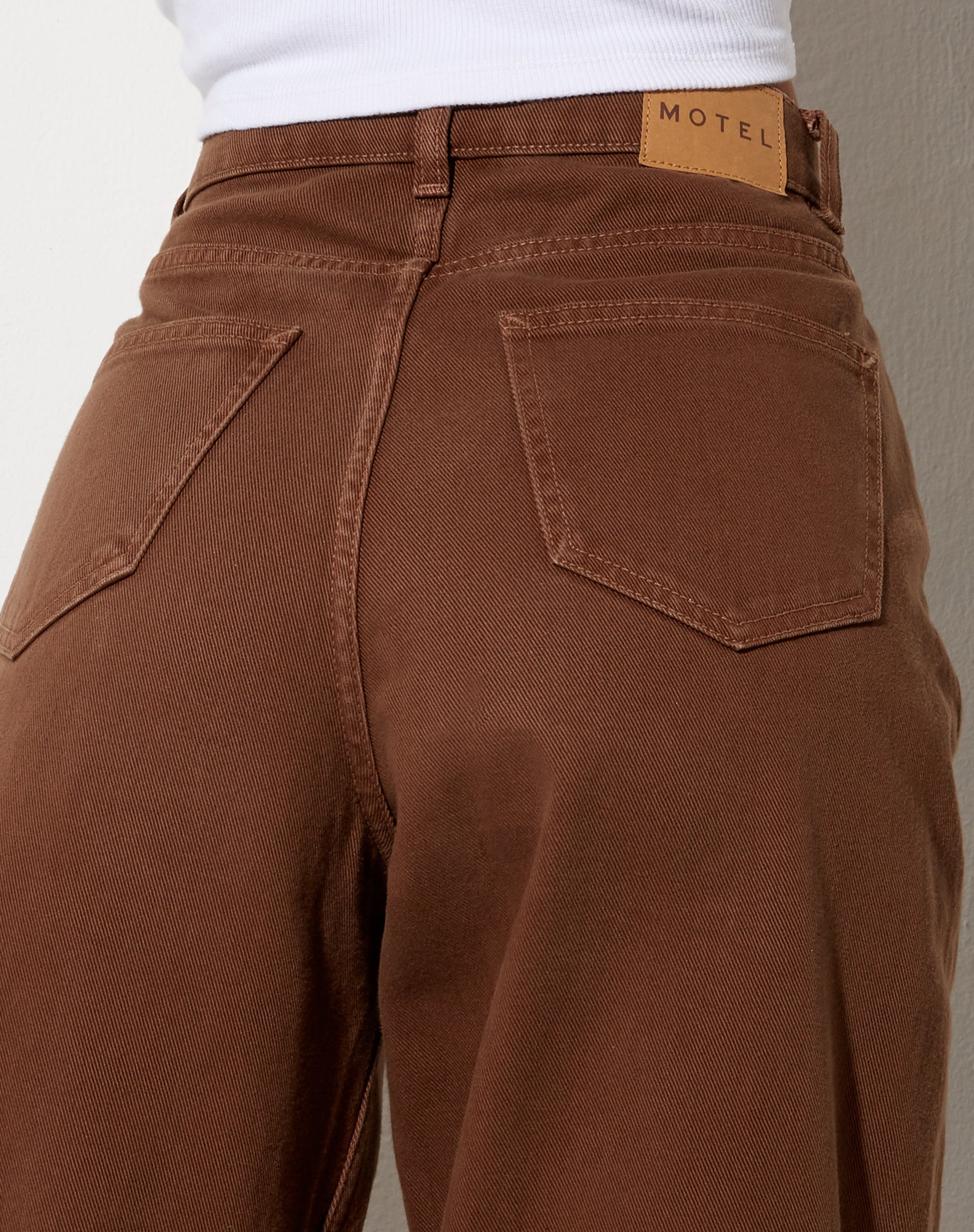 Immagine di MOTEL X OLIVIA NEILL Parallel Jeans in Rich Brown