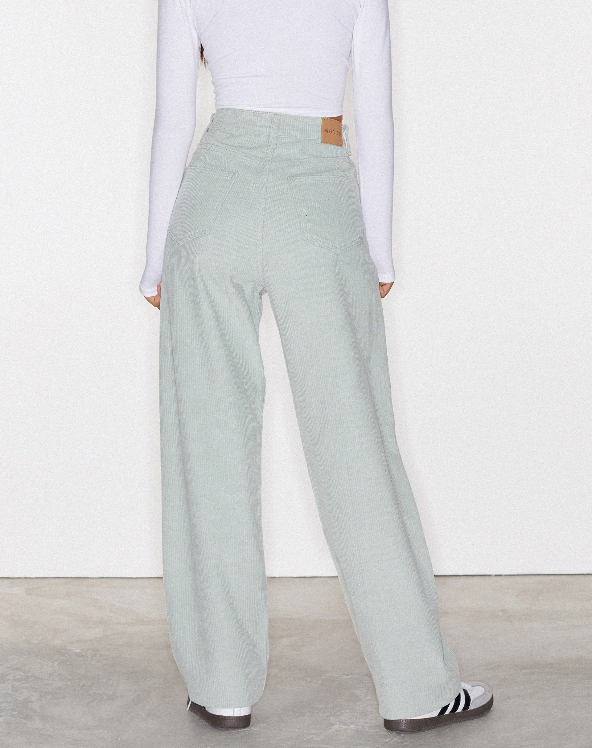 Immagine dei jeans Parallel in cordoncino lavato blu