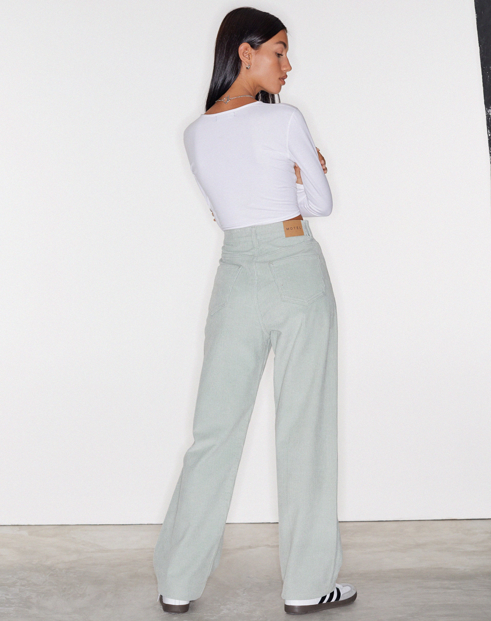 Immagine dei jeans Parallel in cordoncino lavato blu