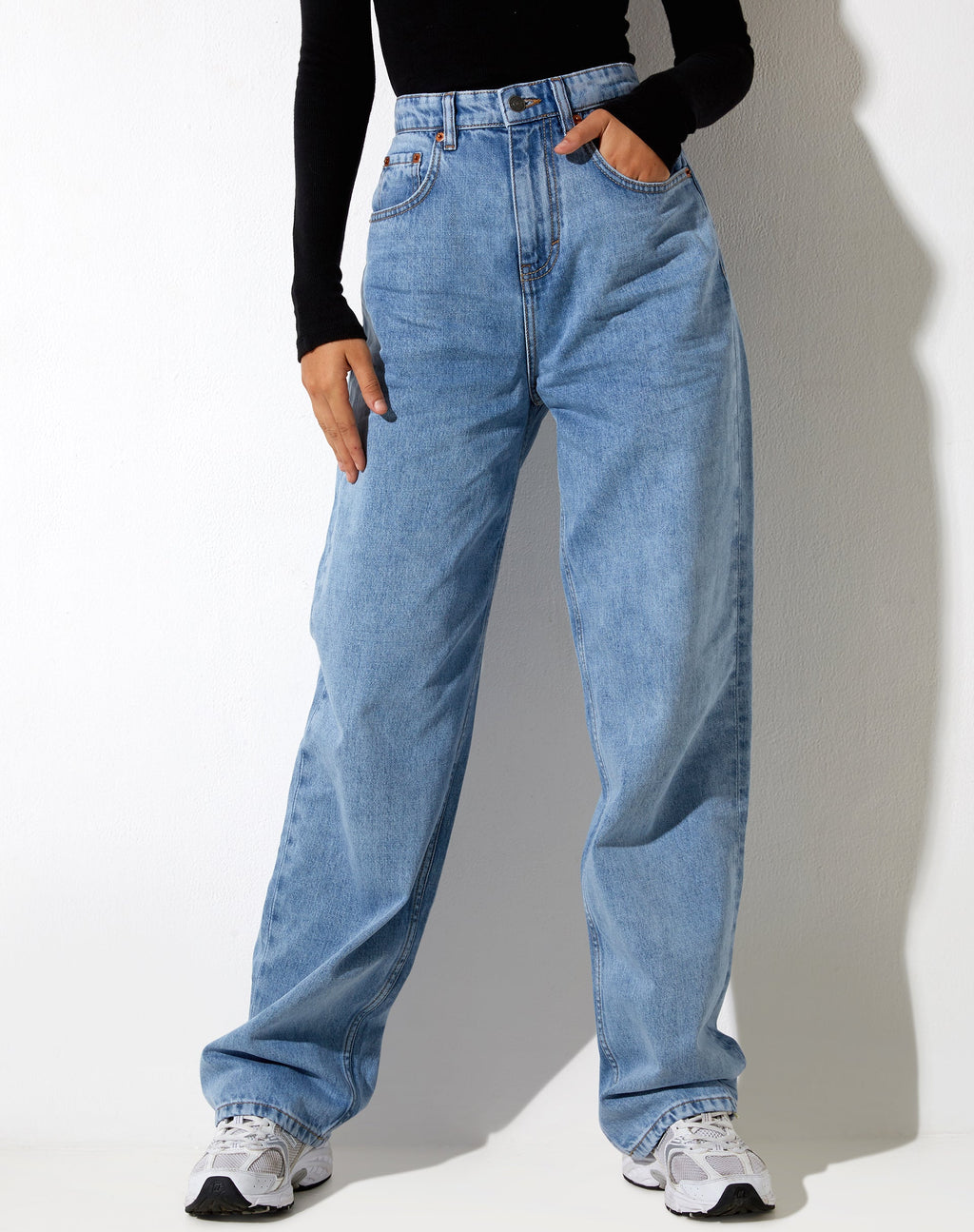 Jeans Parallel con lavaggio chiaro tonale blu