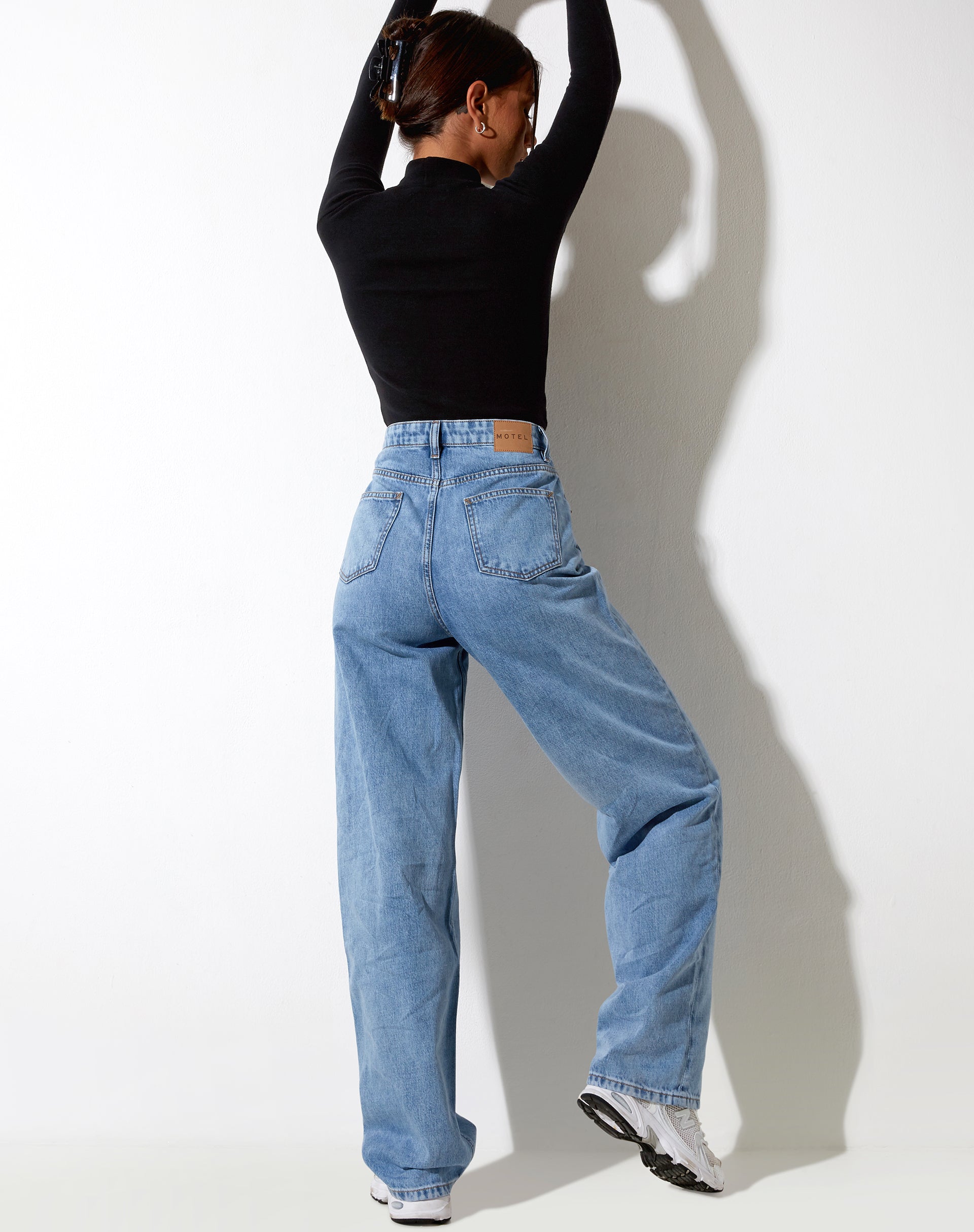 Immagine dei jeans Parallel in lavaggio chiaro tonale blu