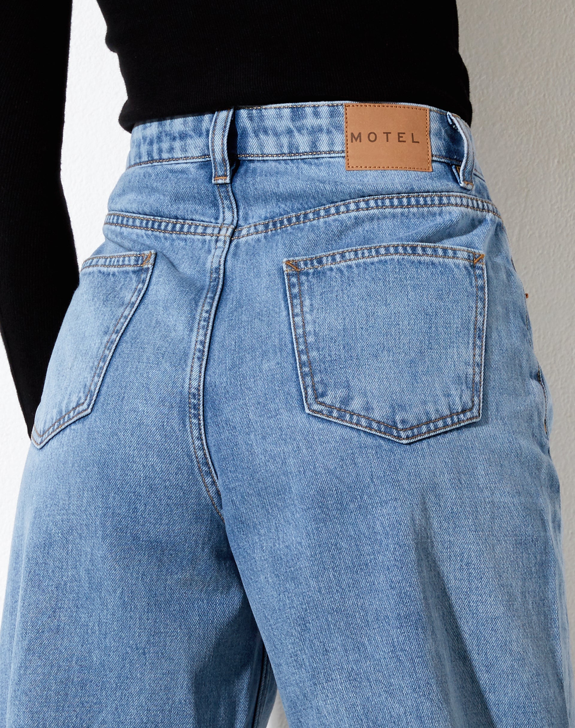 Immagine dei jeans Parallel in lavaggio chiaro tonale blu