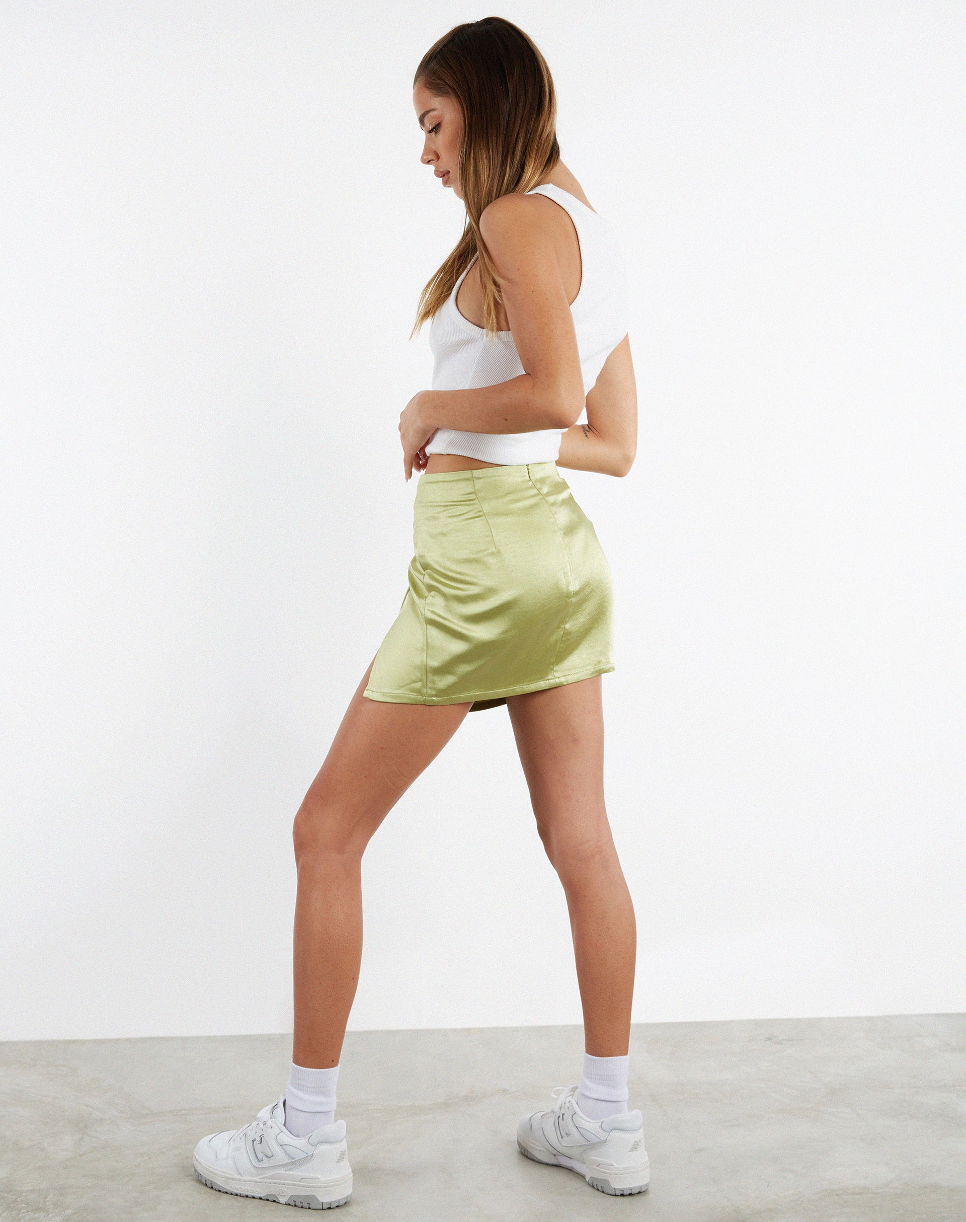 Immagine di MOTEL X JACQUIE Pelma Mini Gonna in Raso Verde Nilo