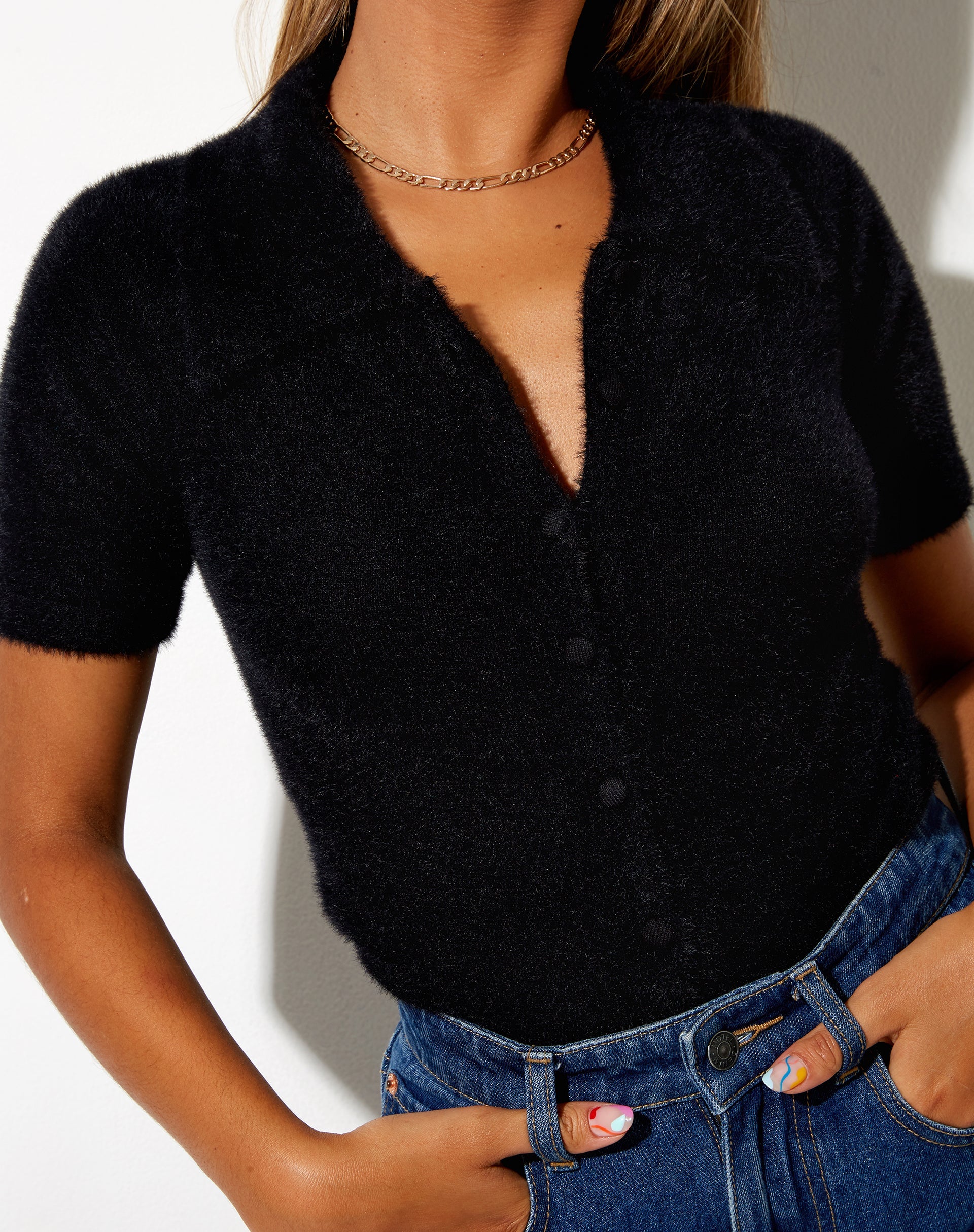 Immagine di Pevita Crop Top in morbida maglia nera