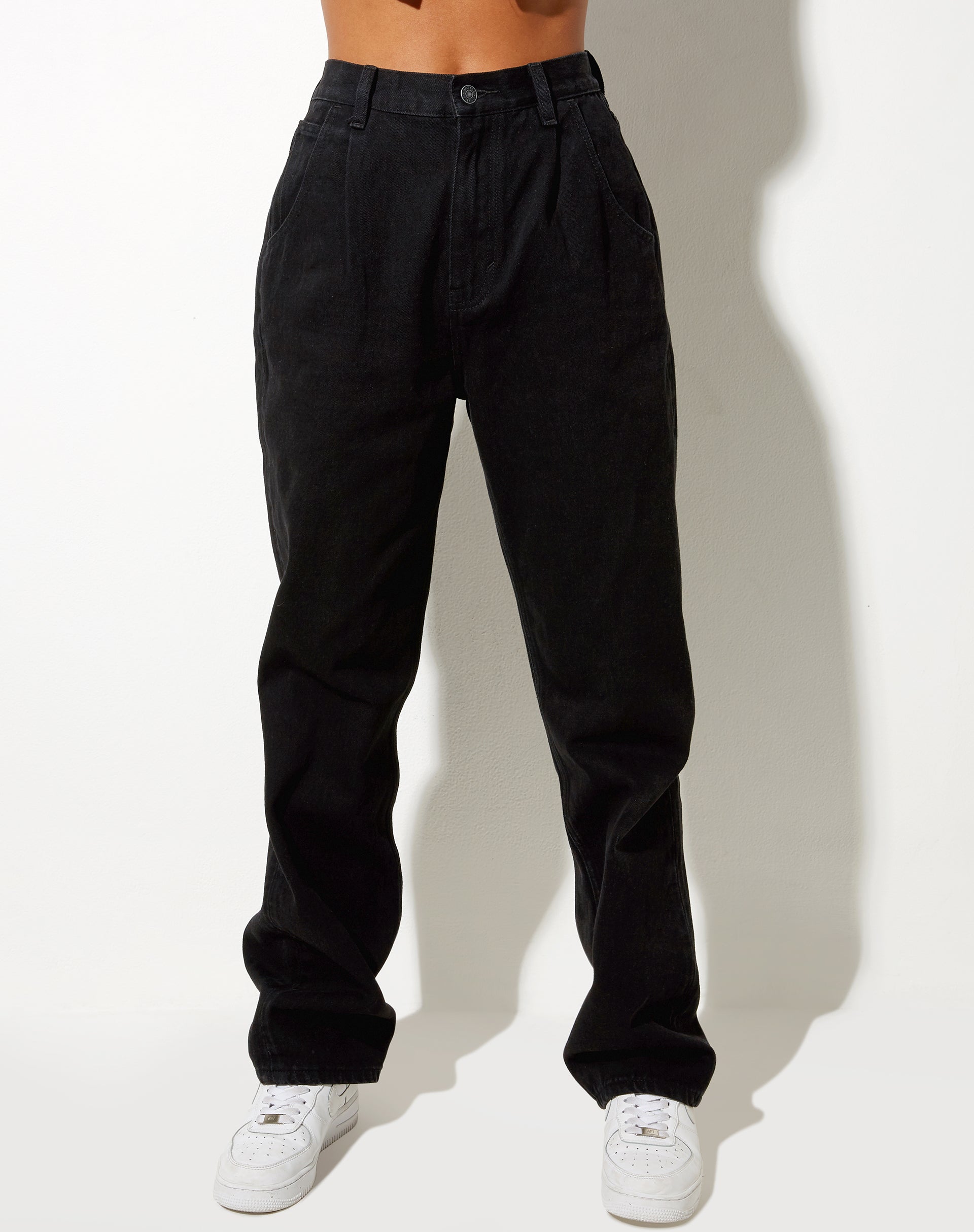 Immagine dei jeans plissettati con lavaggio nero