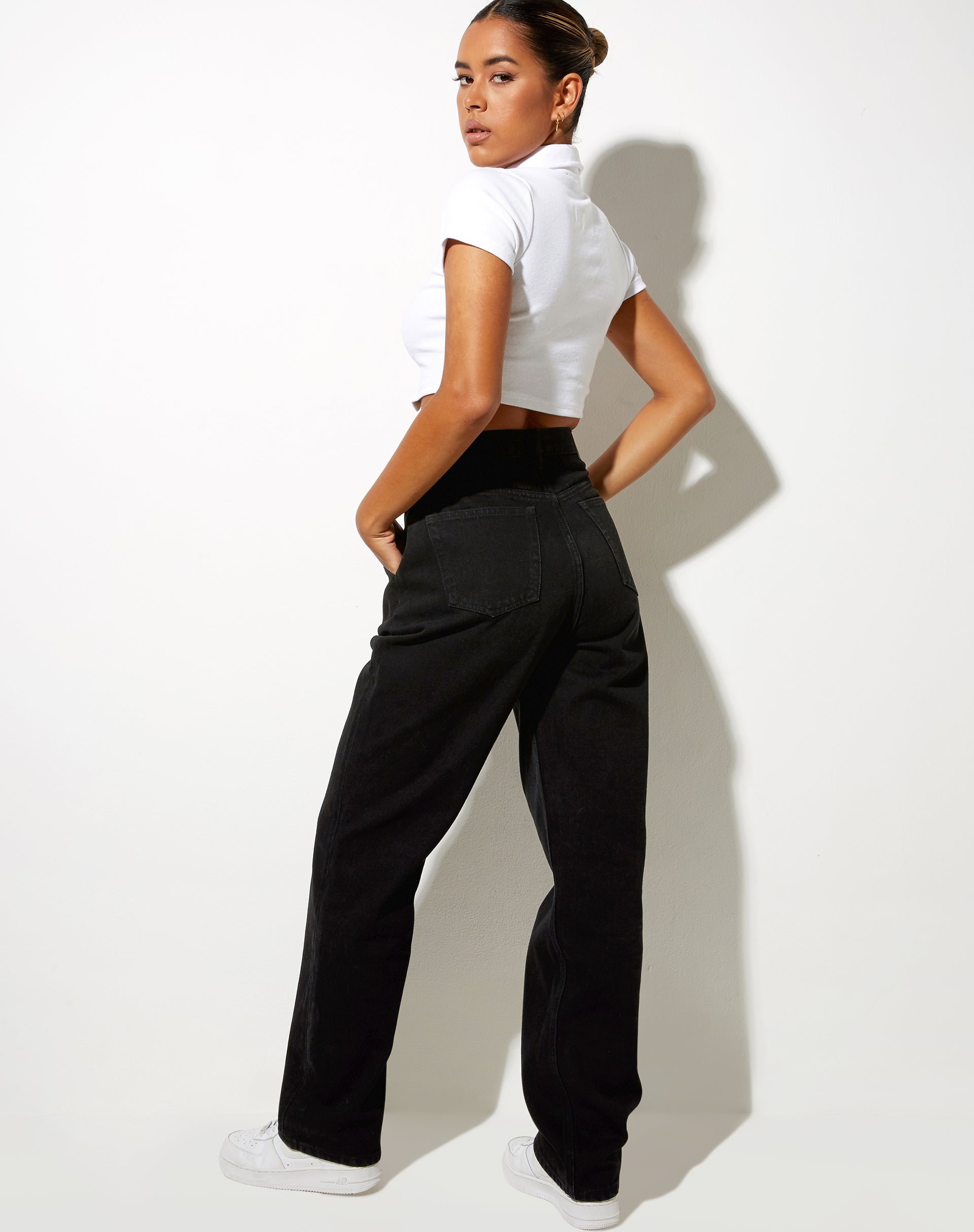 Immagine dei jeans plissettati con lavaggio nero