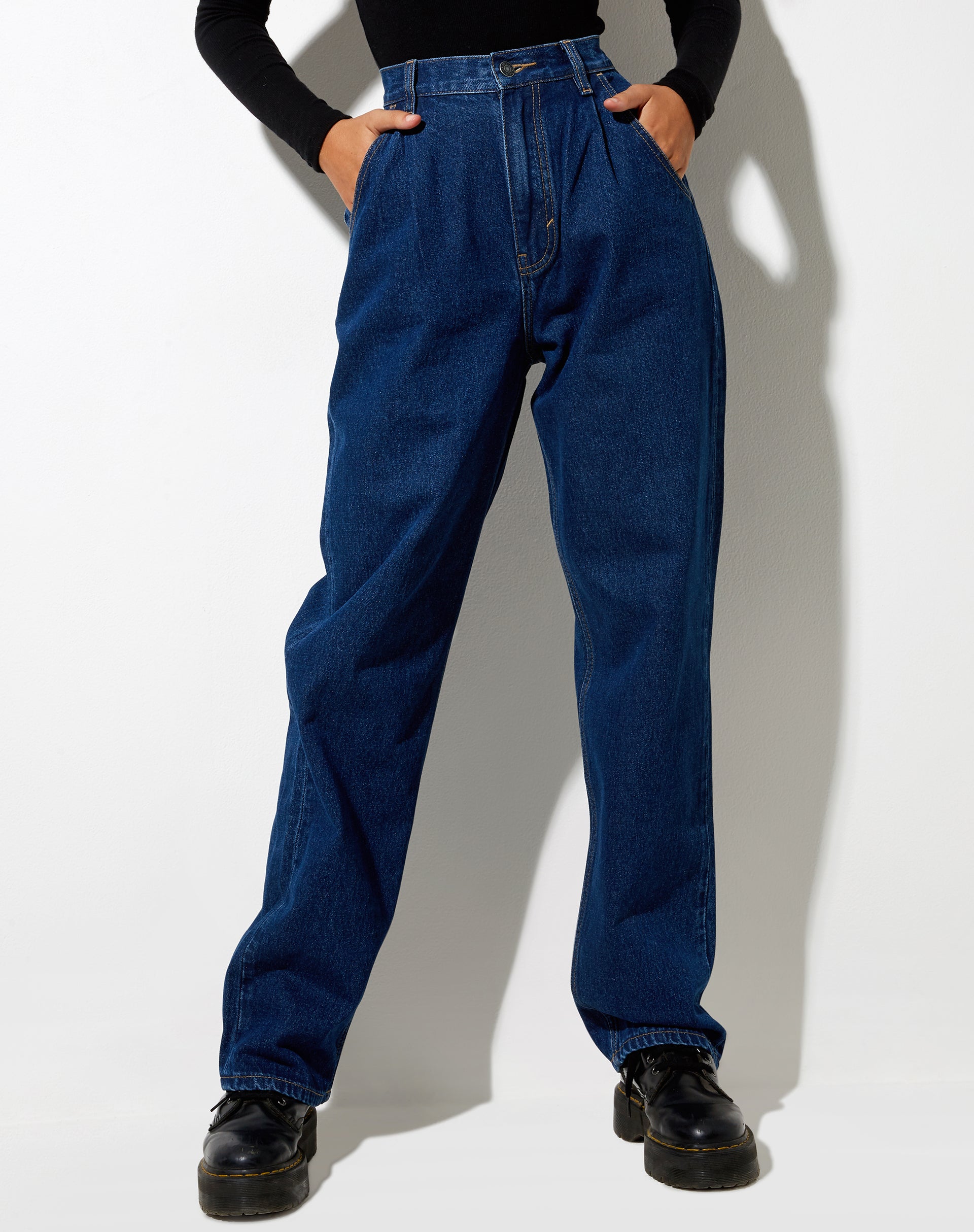 Immagine dei jeans a pieghe in blu indaco