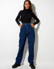 Immagine dei jeans a pieghe in blu indaco