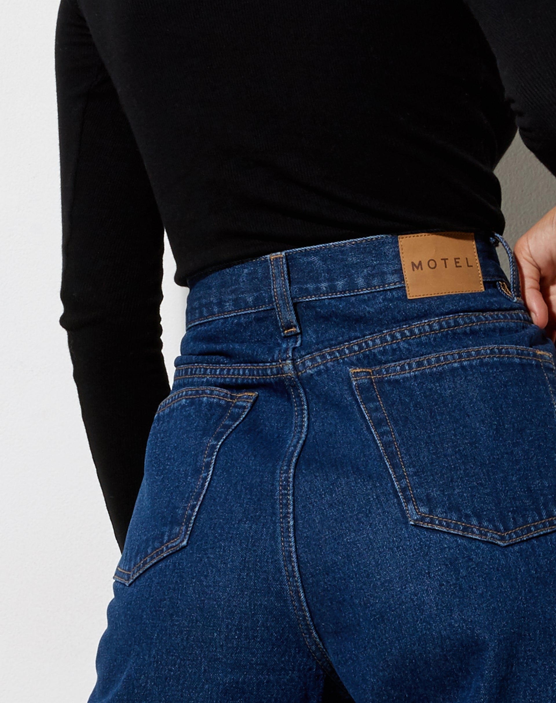 Immagine dei jeans a pieghe in blu indaco