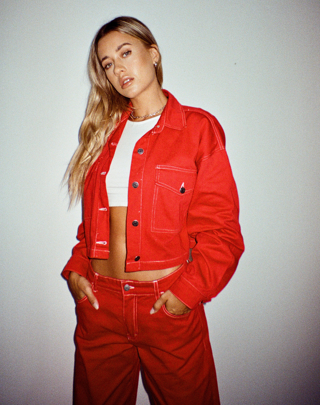 Giacca di denim boxy in rosso corsa con cuciture bianche