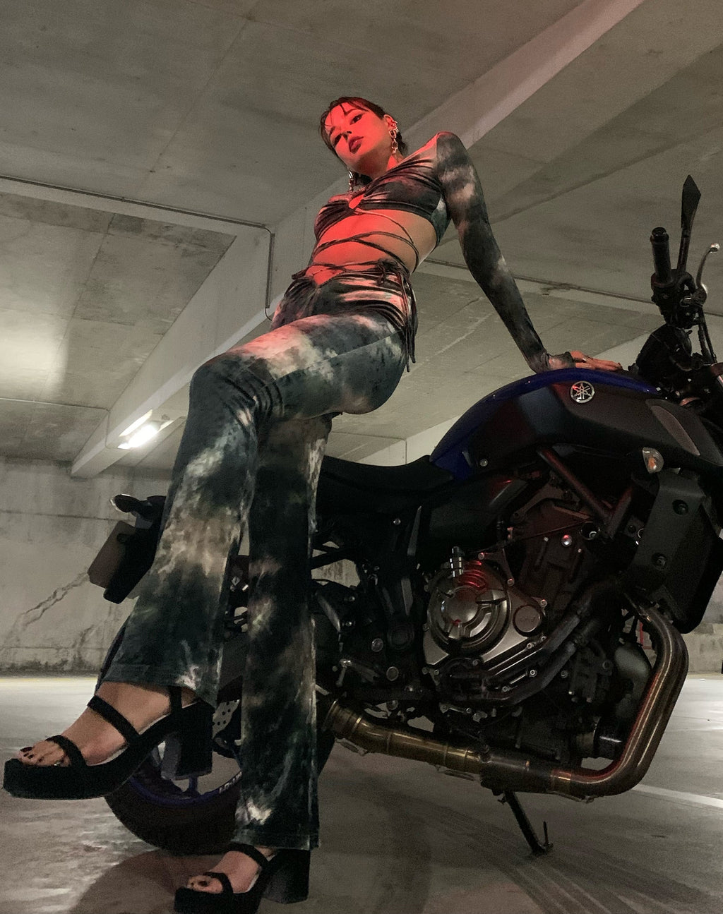 Pantaloni Sarita in camo astratto