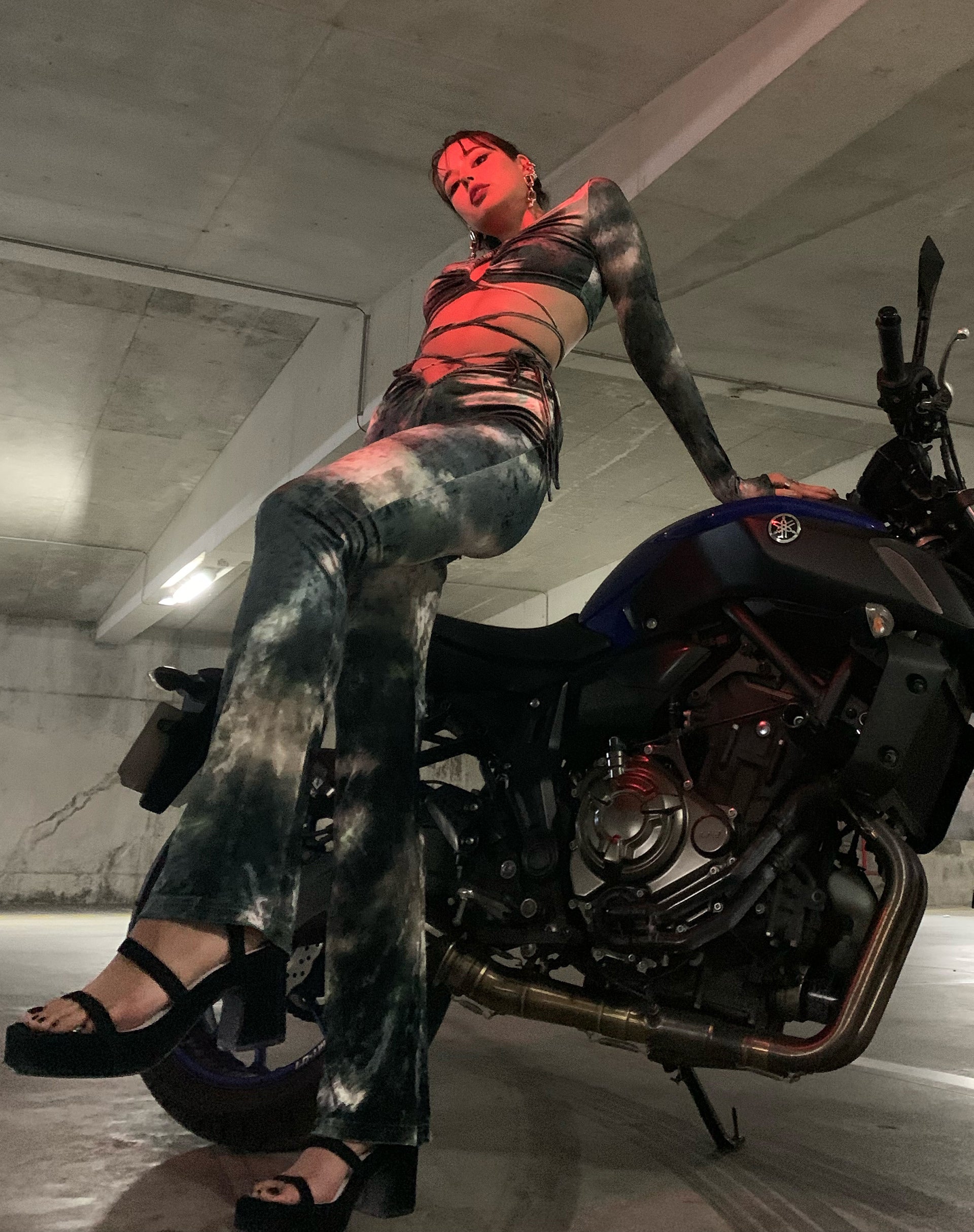 Immagine di MOTEL X IRIS Pantaloni Sarita in Camo Astratto