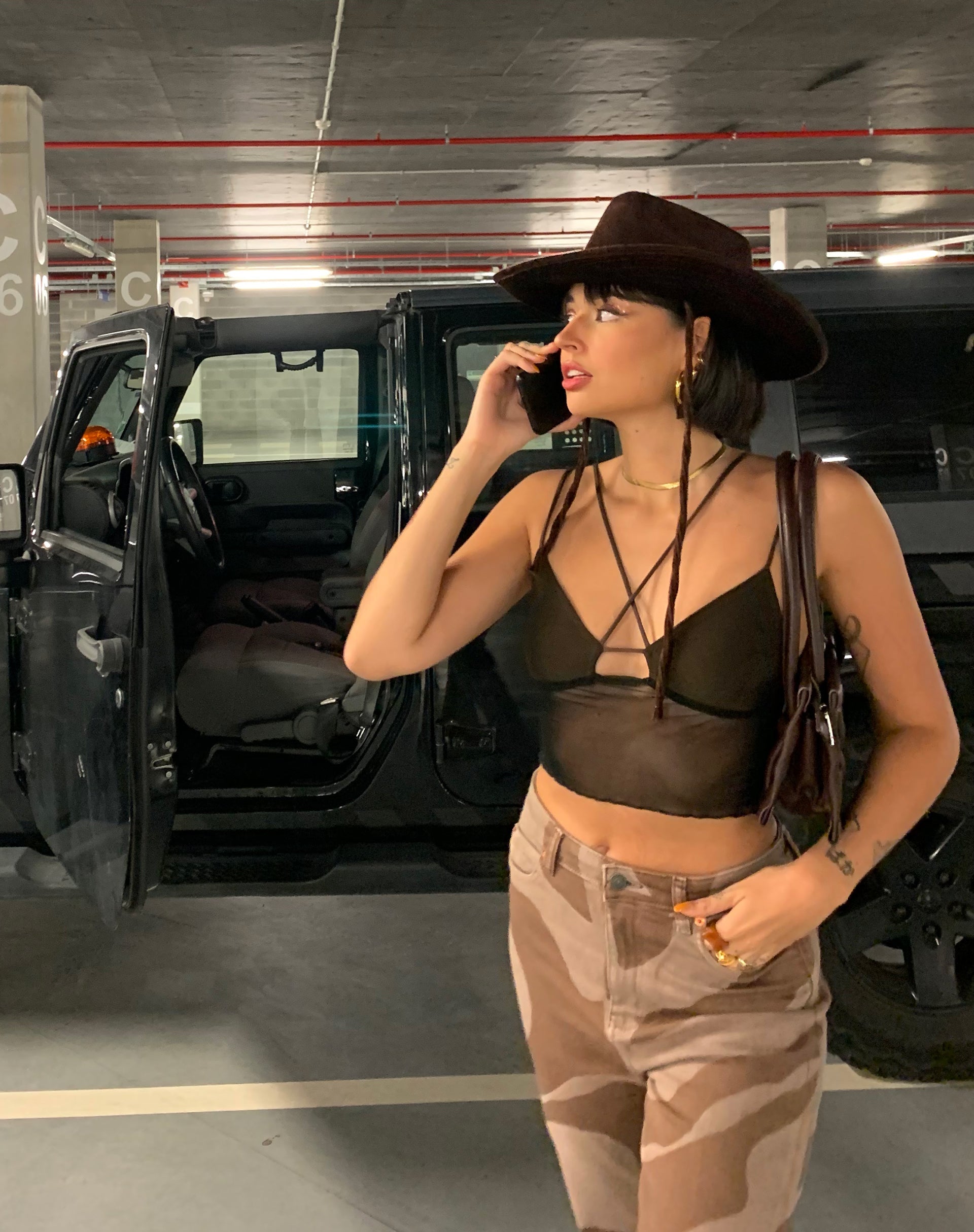 Immagine di MOTEL X IRIS Olgi Crop Top in rete nero e marrone