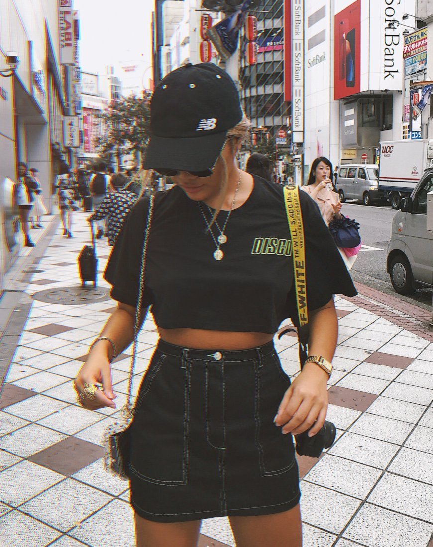 Tee nera super cropped con ricamo Disco