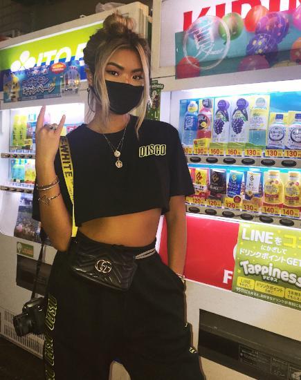 Immagine di Super Cropped Black Tee in Disco Embro
