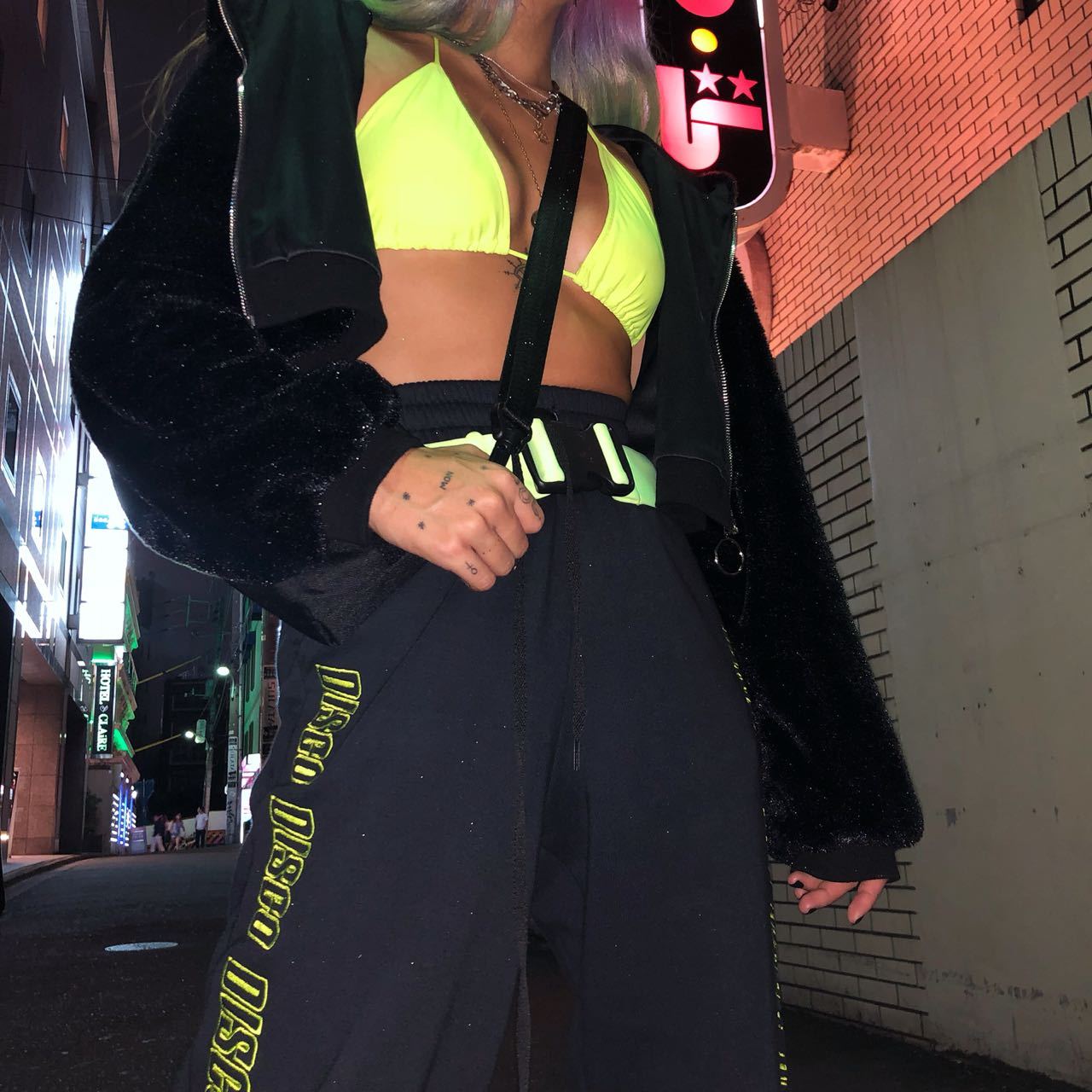 Immagine di Gwen Bralet in giallo neon