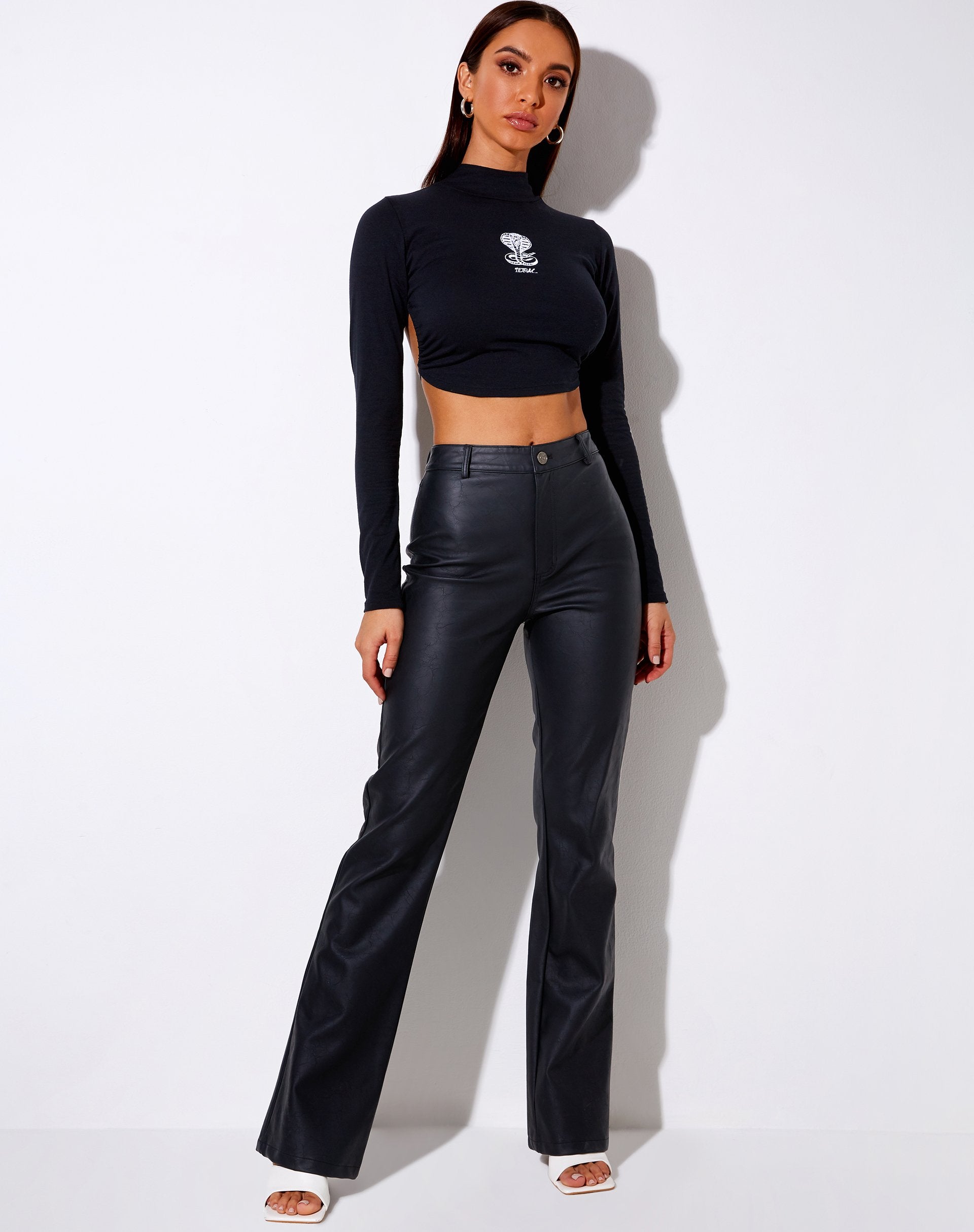 Immagine di Quelia Crop Top in nero Cobra Lethal Embro