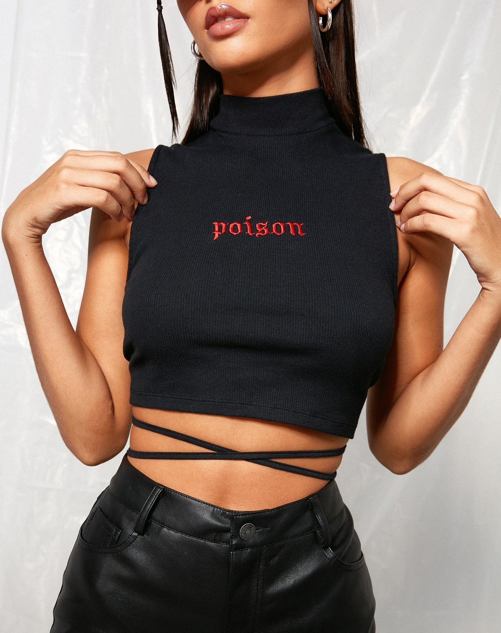Quera Crop Top a costine con ricamo "Poison" nero