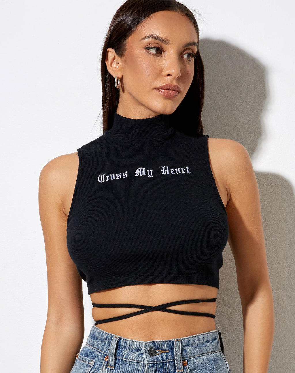Crop Top Quera con ricamo "Cross My Heart" nero