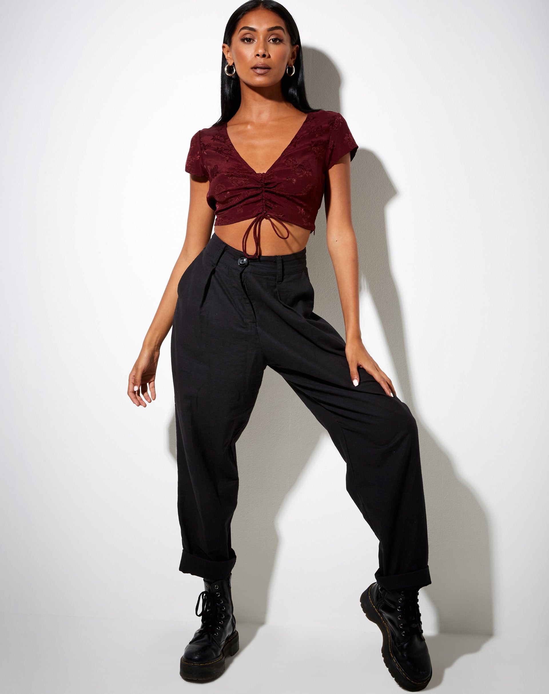 Immagine di Raeto Crop Top in raso rosa bordeaux