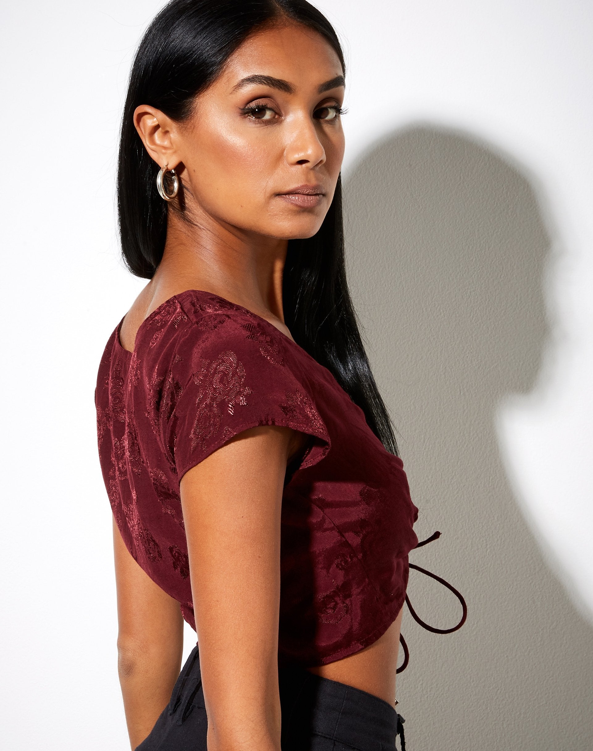 Immagine di Raeto Crop Top in raso rosa bordeaux