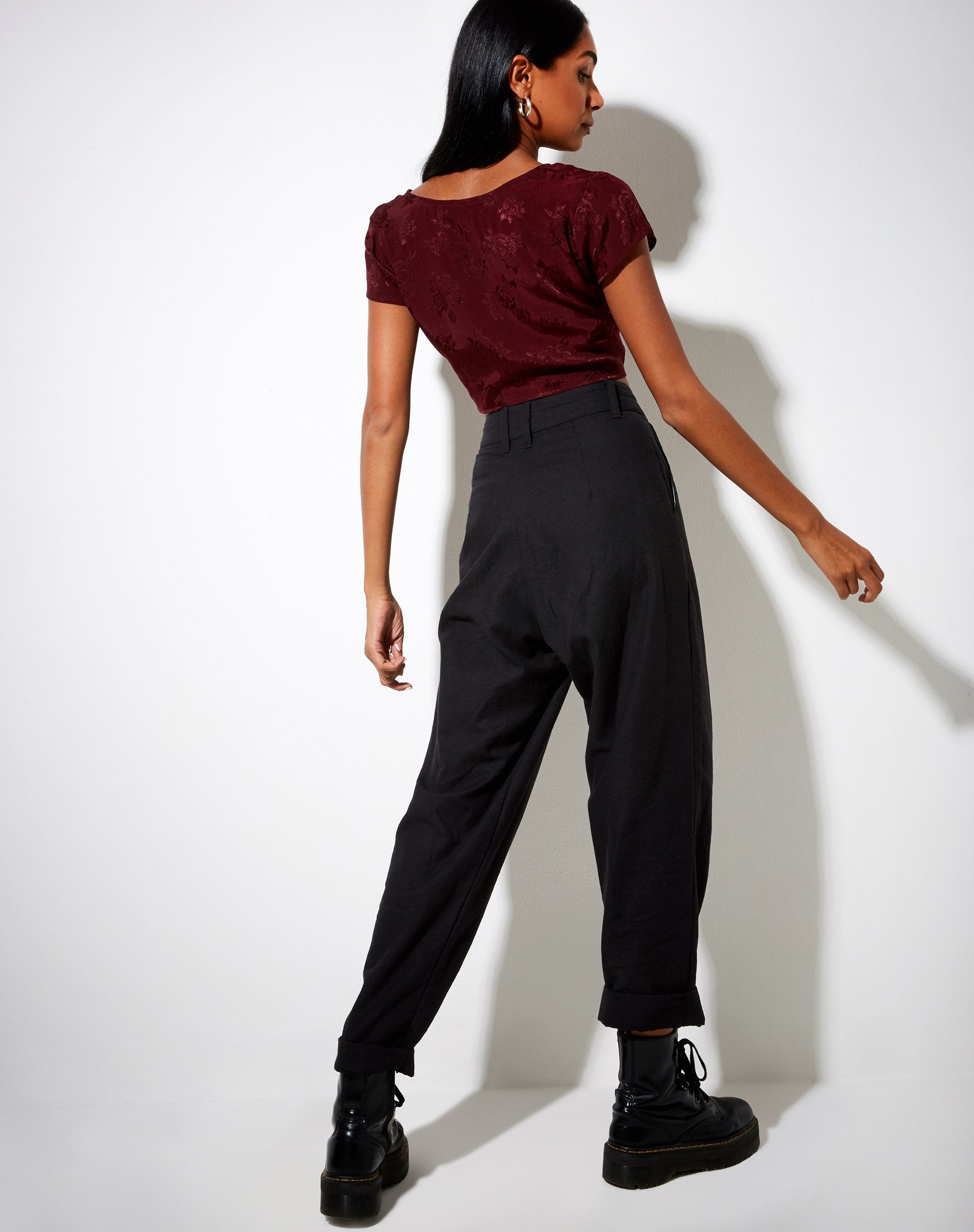Immagine di Raeto Crop Top in raso rosa bordeaux