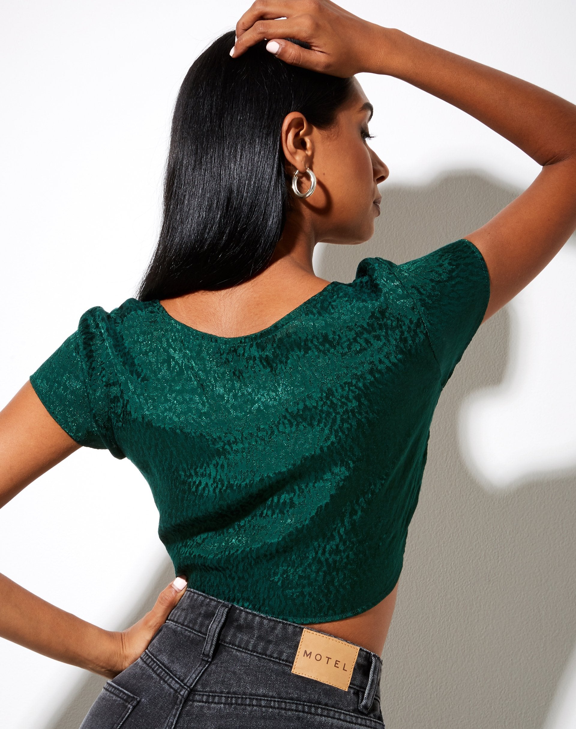 Immagine di Raeto Crop Top in satin ghepardo verde bosco